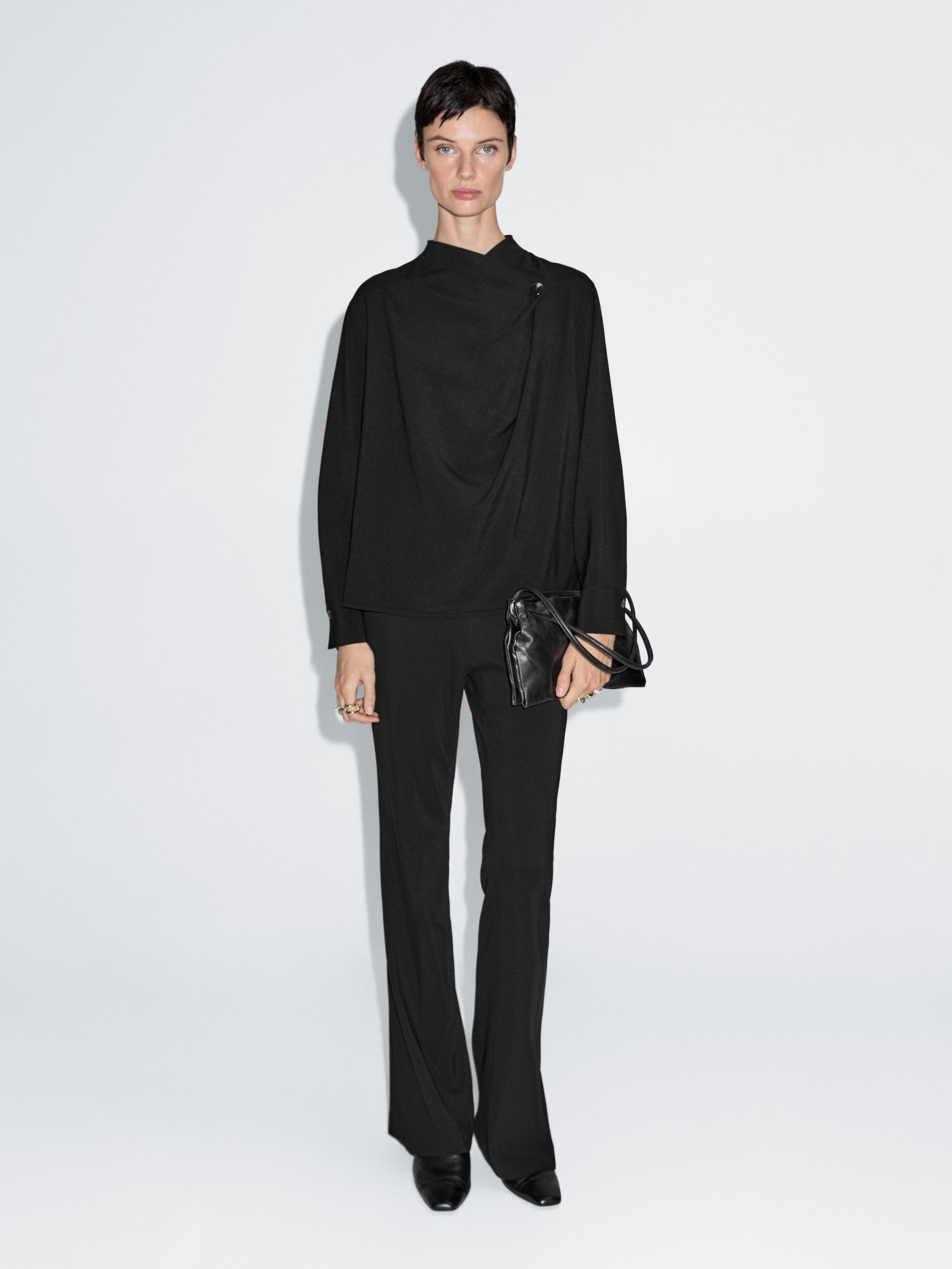 Blusa con detalle de cruce y botón