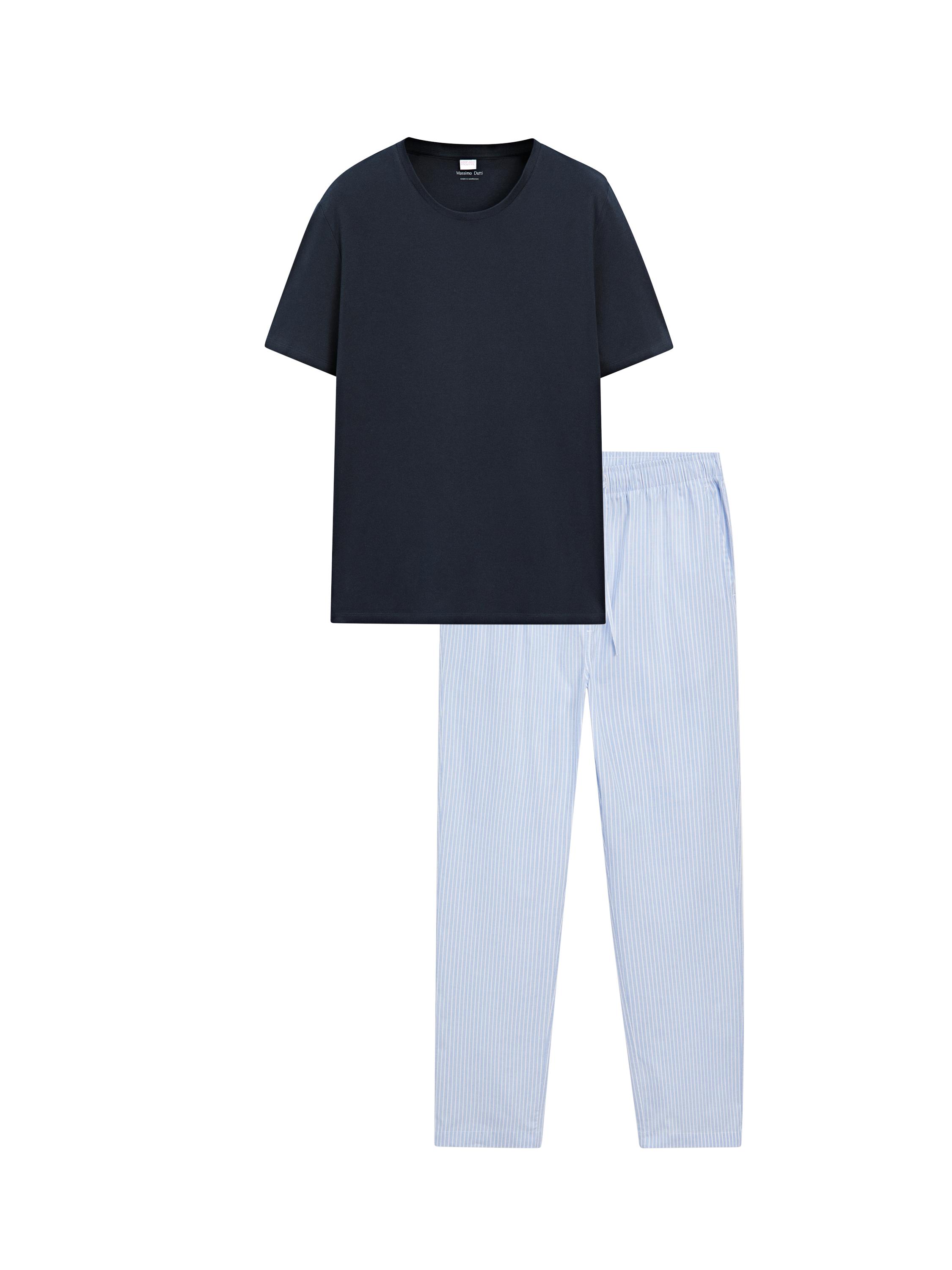 Kısa kollu pijama üstü ve çizgili pantolon