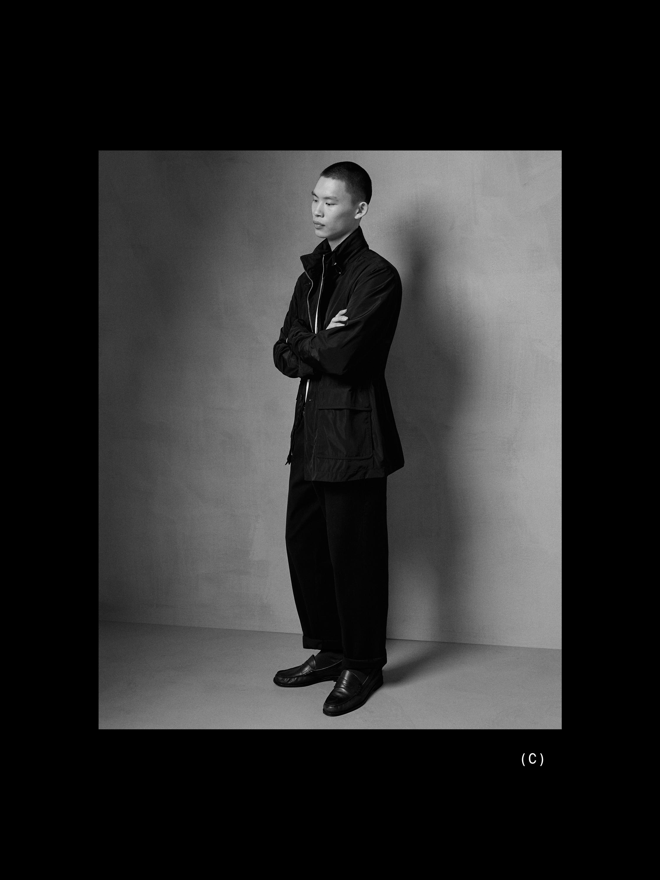 ชุดเสื้อแจ็กเก็ตสีดำมีซิปและกางเกงสีเข้ม