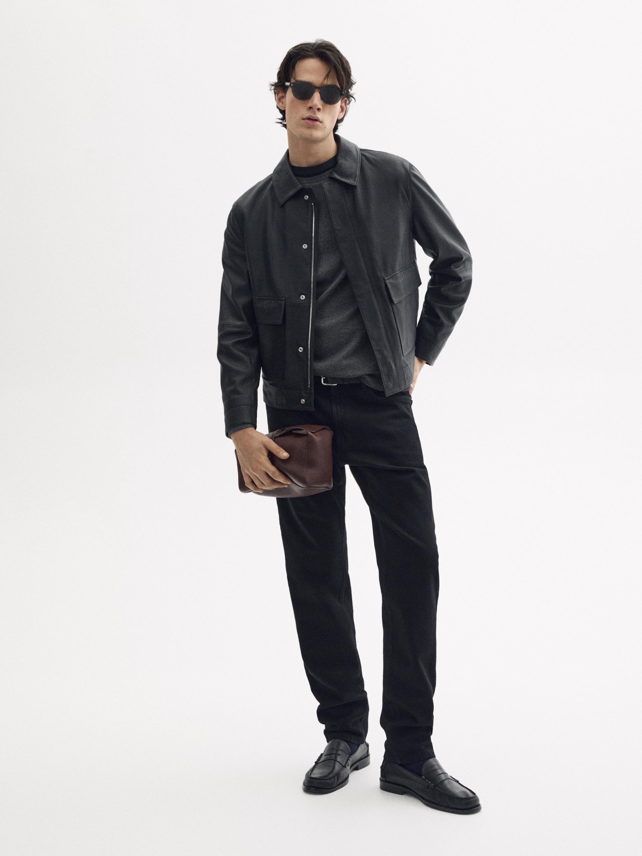 주머니가 있는 검은색 재킷, 회색 티셔츠, 슬림핏 검은색 청바지 세트.