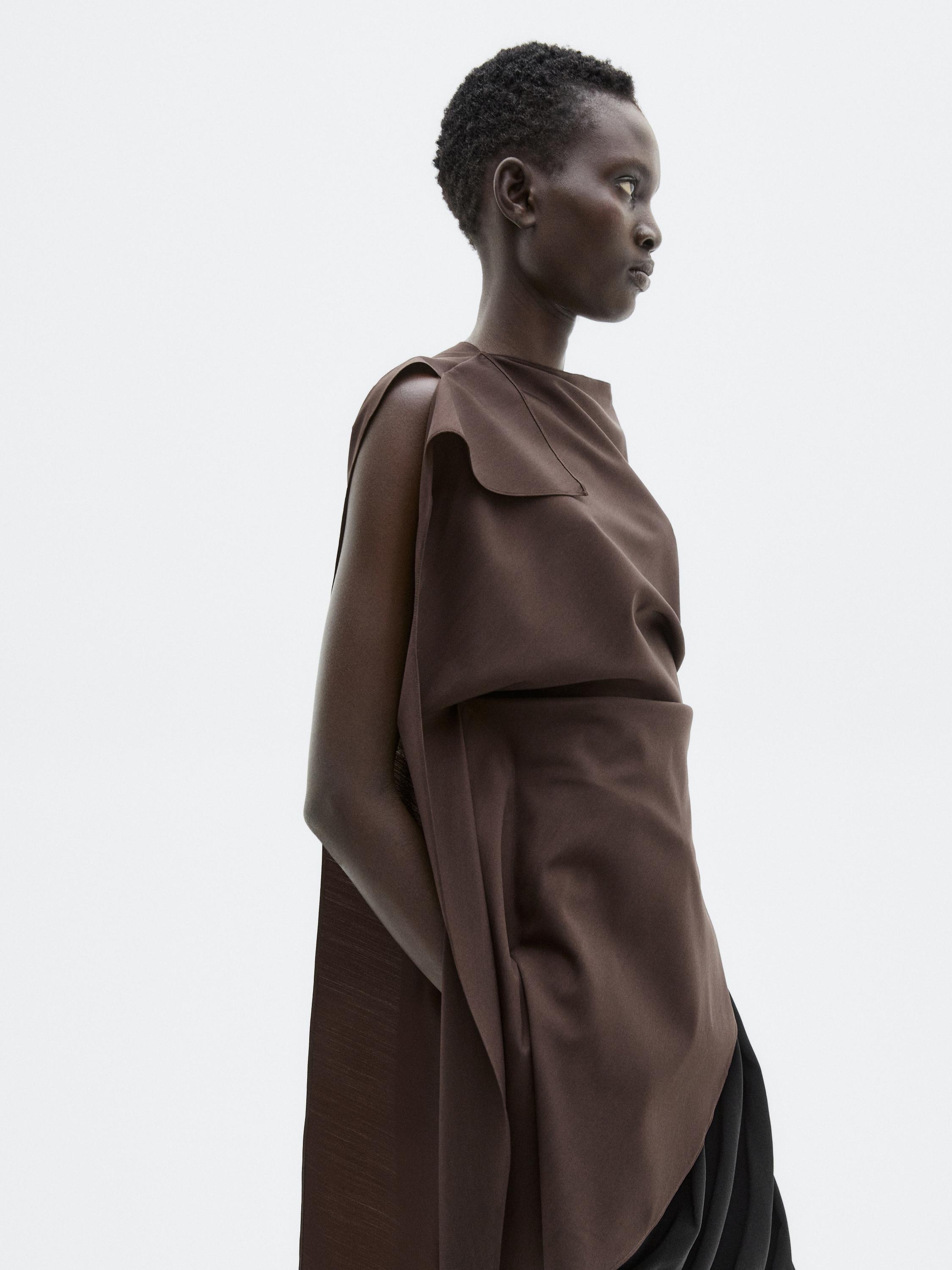 Asymmetrisches Top mit Kragendetail - LIMITED