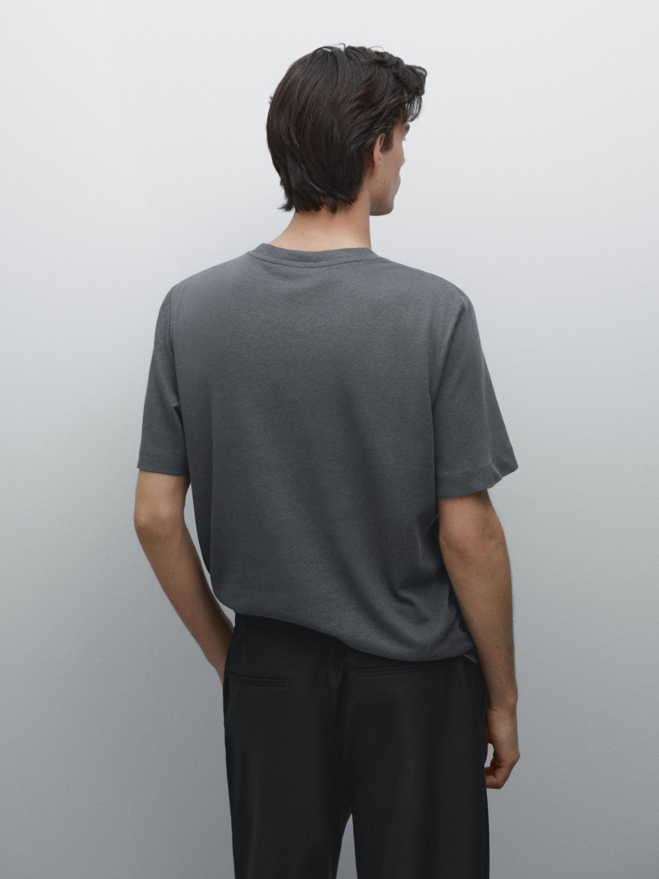 تيشرت من الكتان المخلوط بأكمام قصيرة