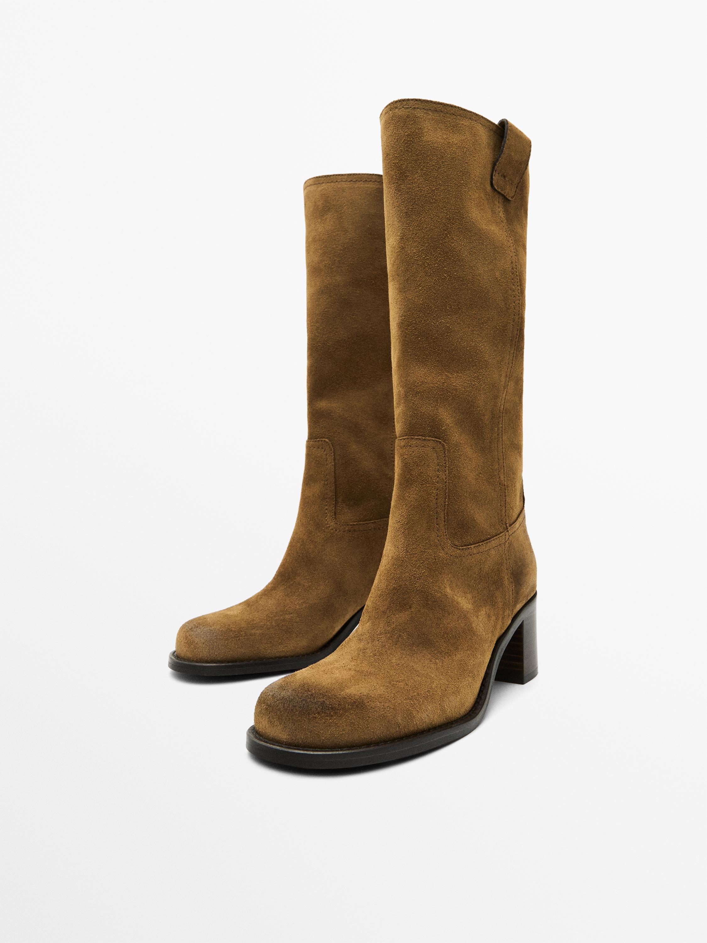 Sepatu bot dengan hak kulit suede terbelah disikat