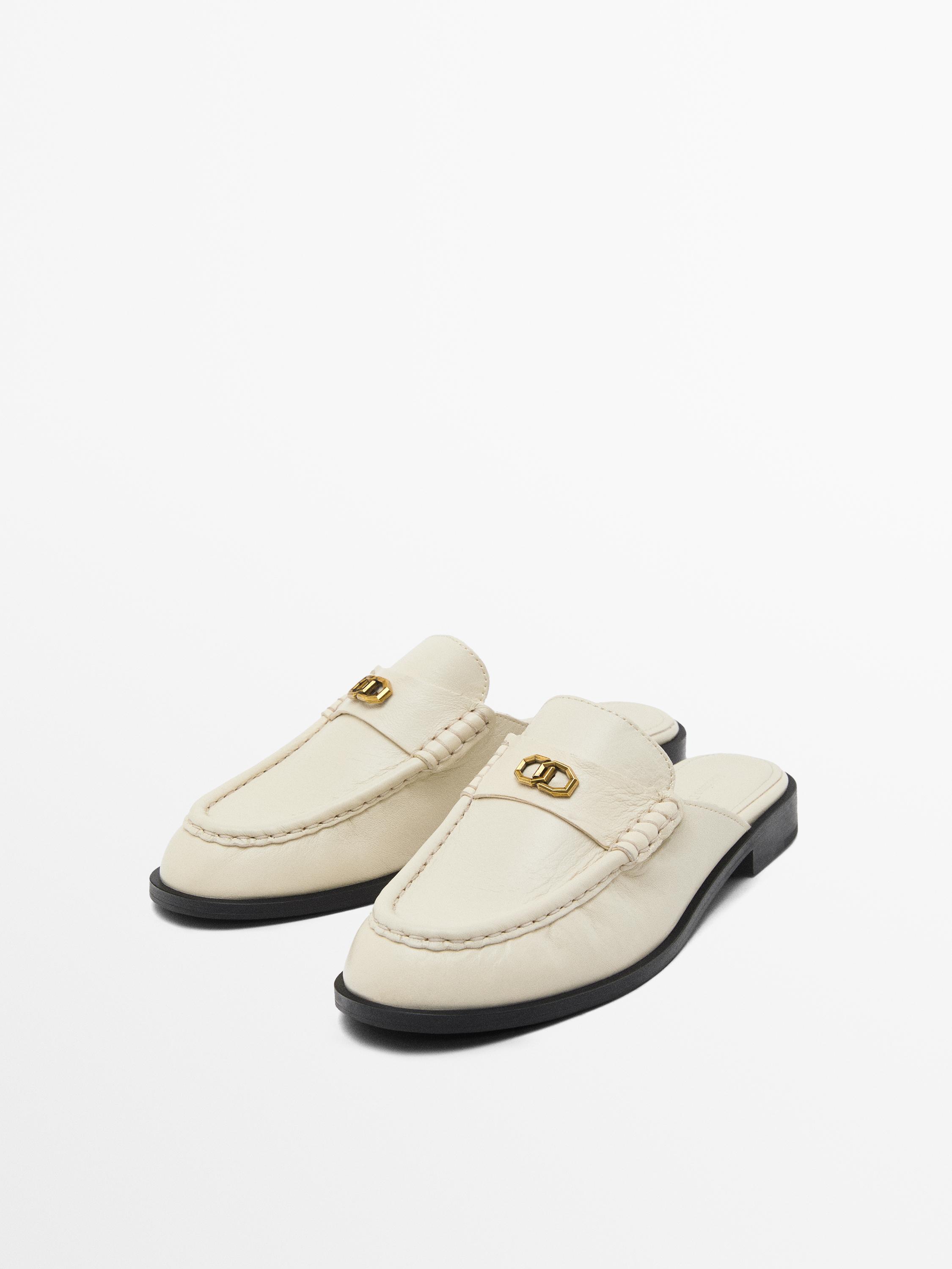 حذاء بكعب مفتوح وتفصيل معدني