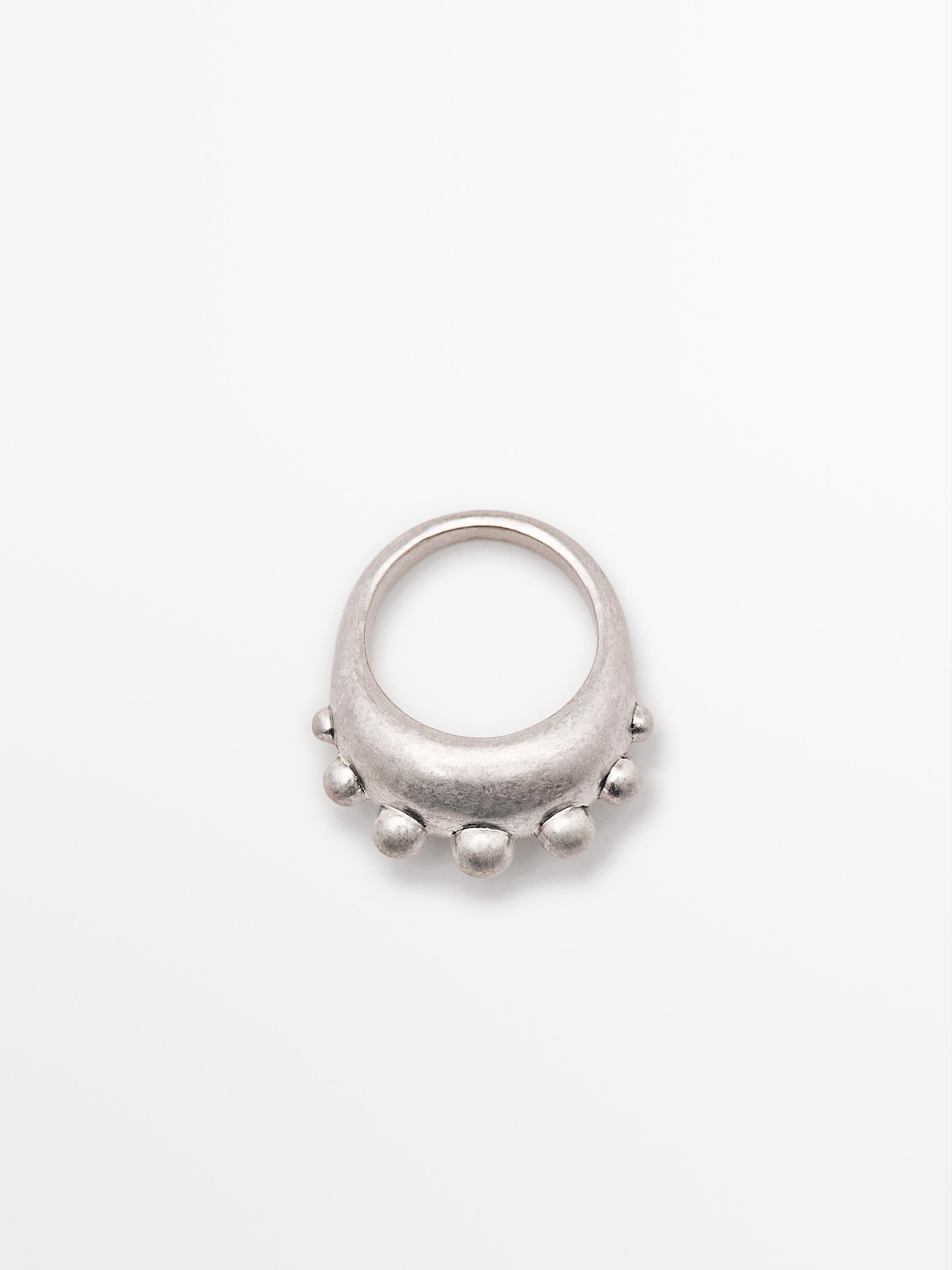 반지와 라운드 피스 디테일