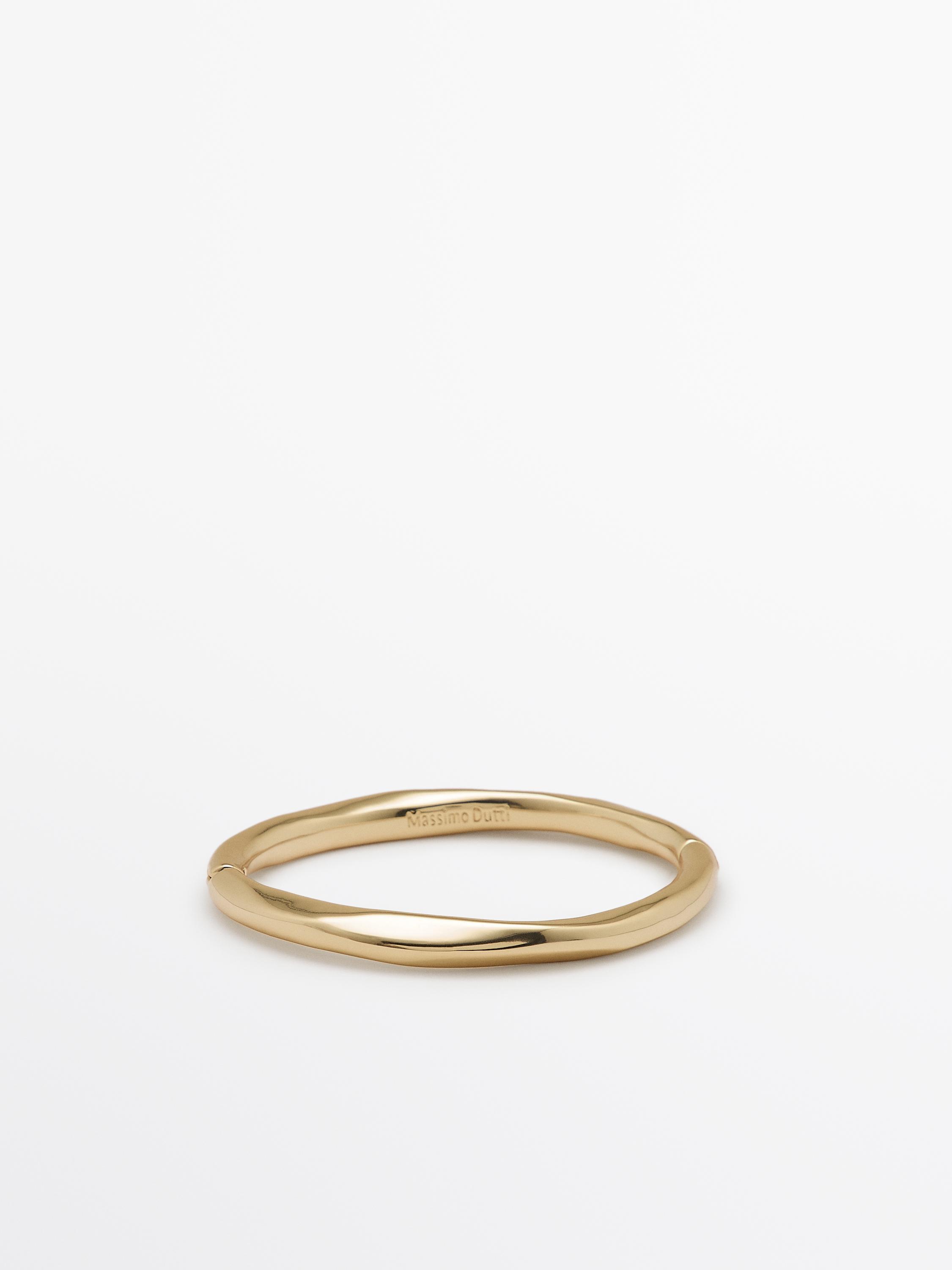 Textured rigid bracelet