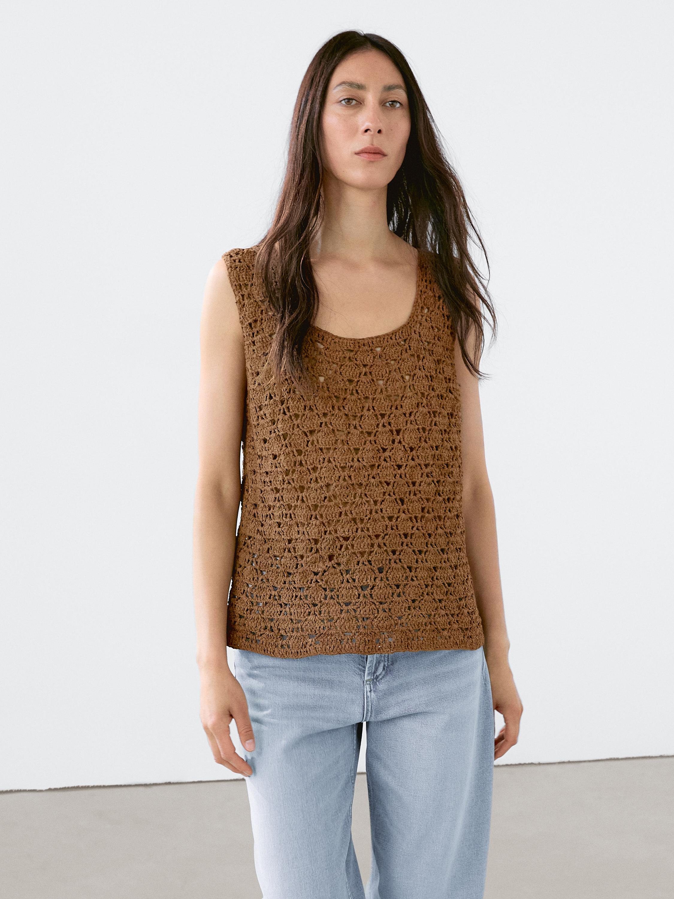 Top ze semišové kůže s háčkováním