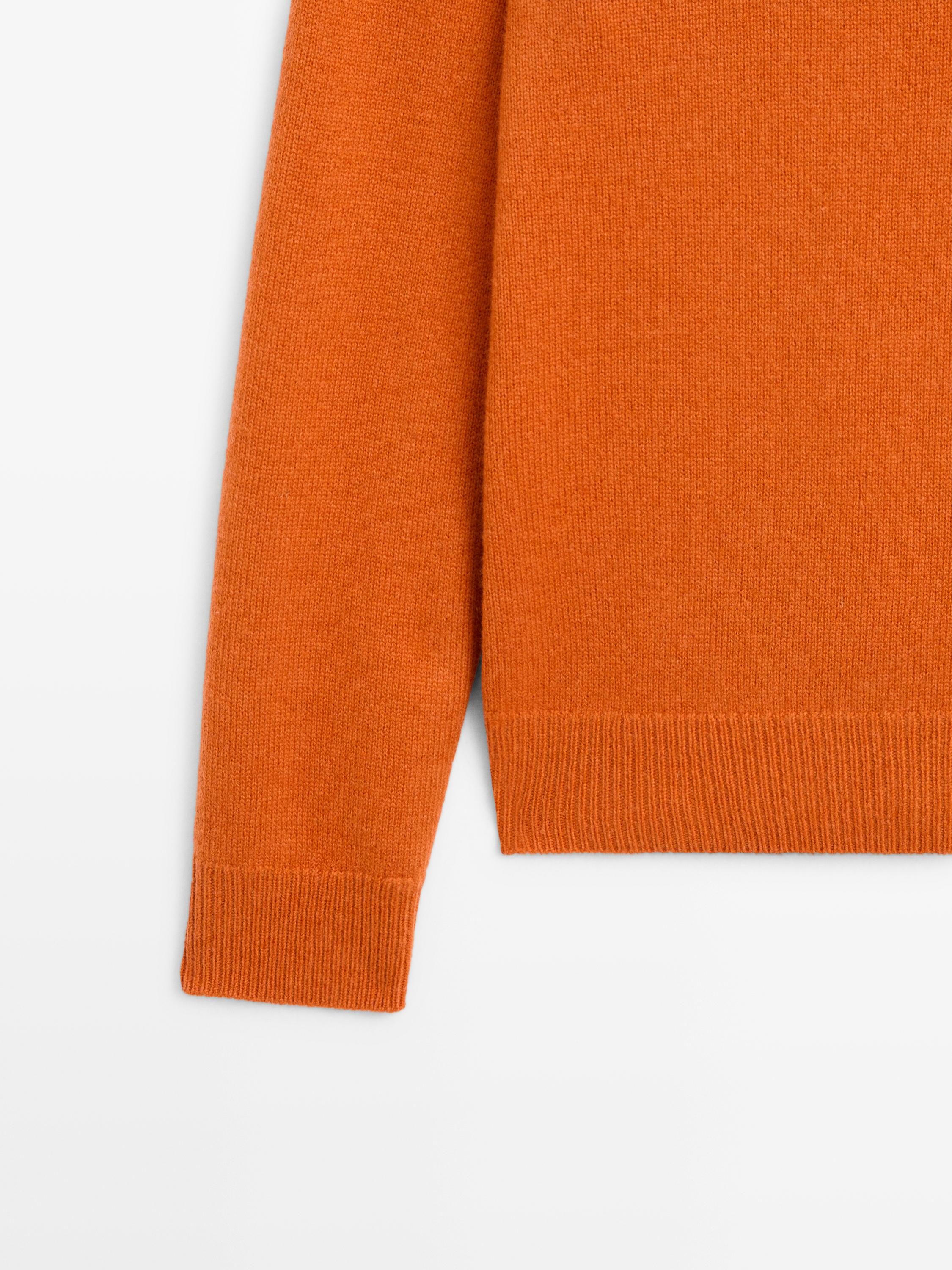 V-neck knitted jumper