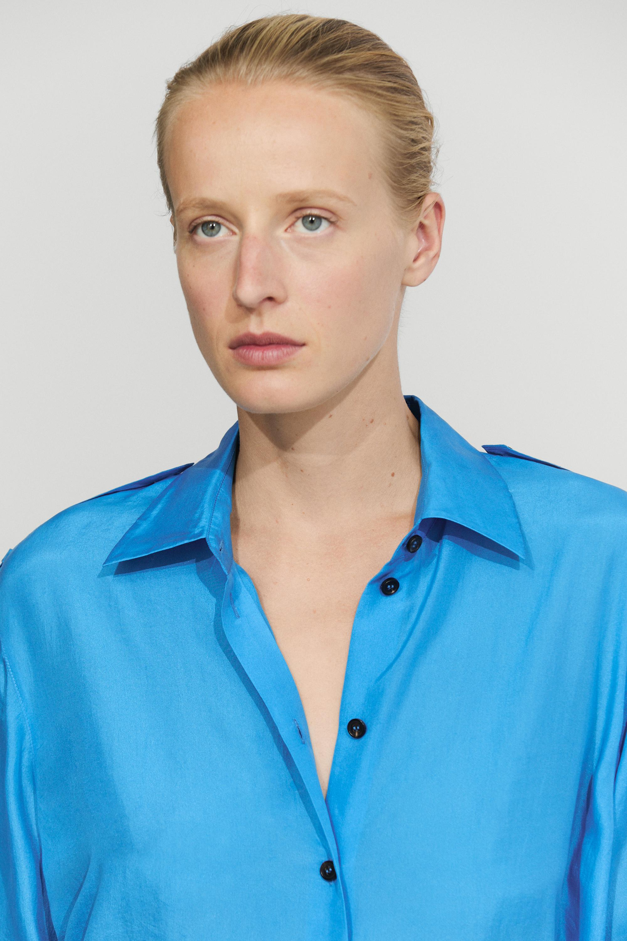 Flowing 100% silk shirt with shoulder detail — DEEP BLUE