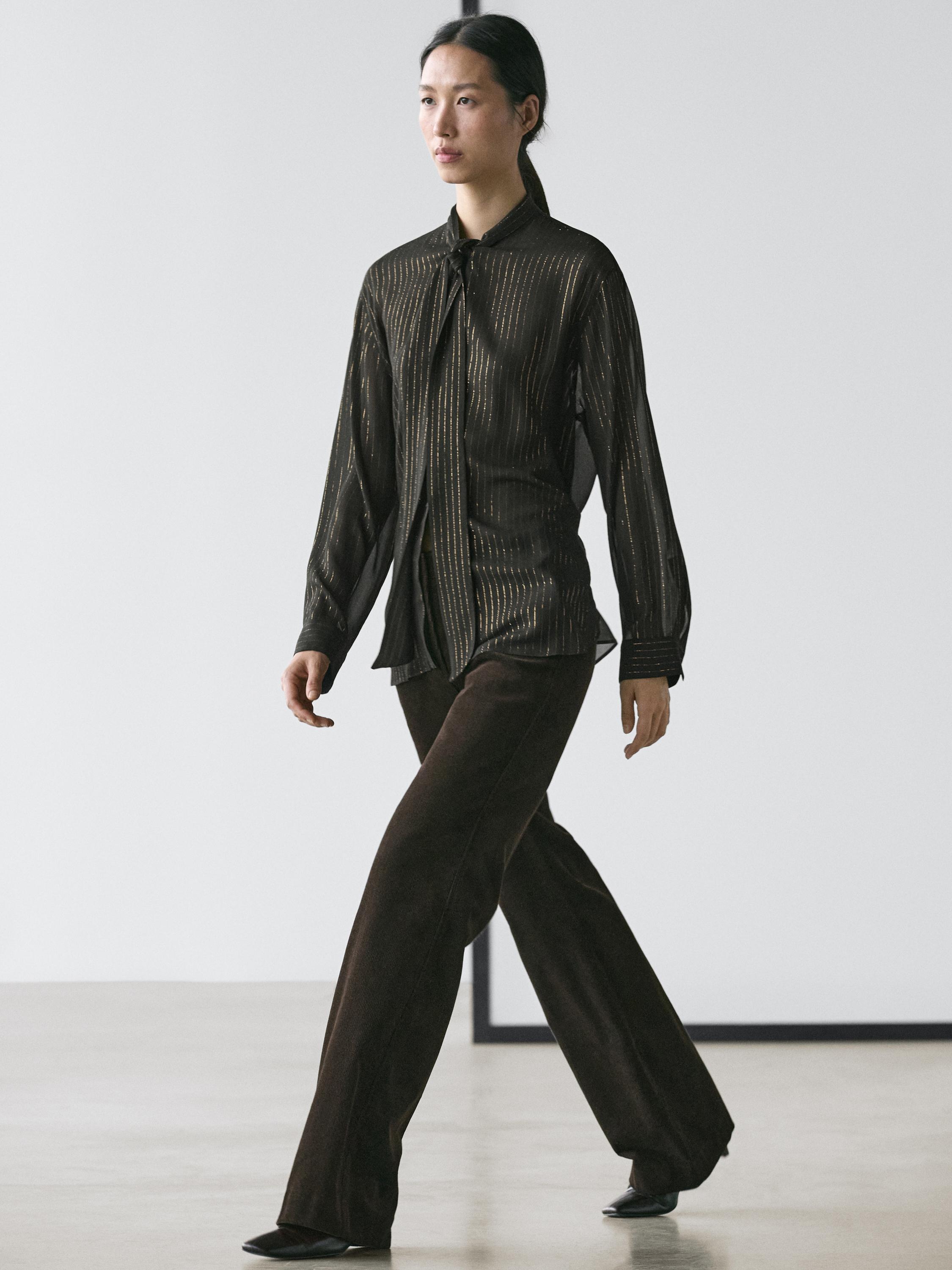 Brīvi krītošs krekls ar šallveida apkakli