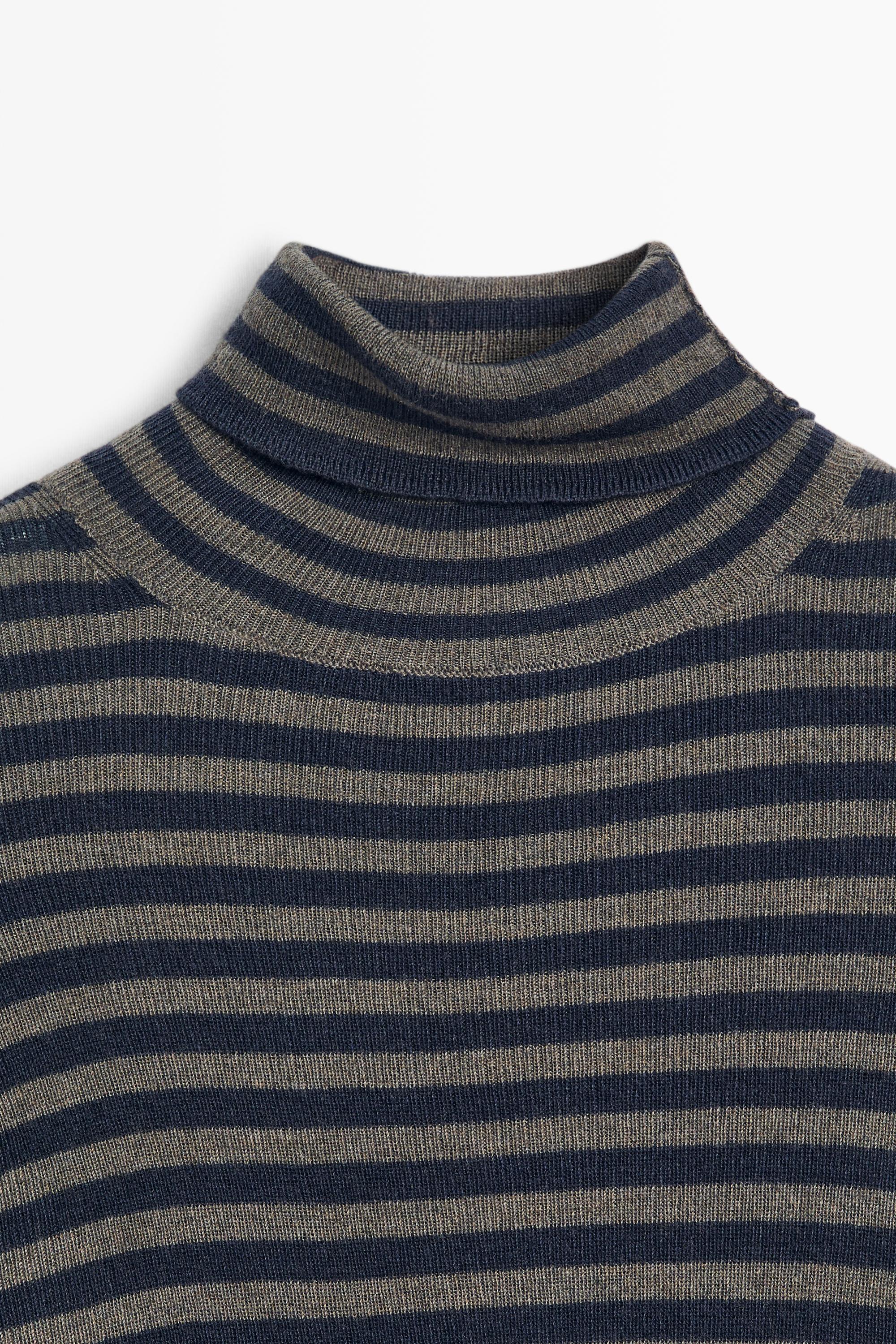 Striped turtleneck knit sweater — NAVY BLUE