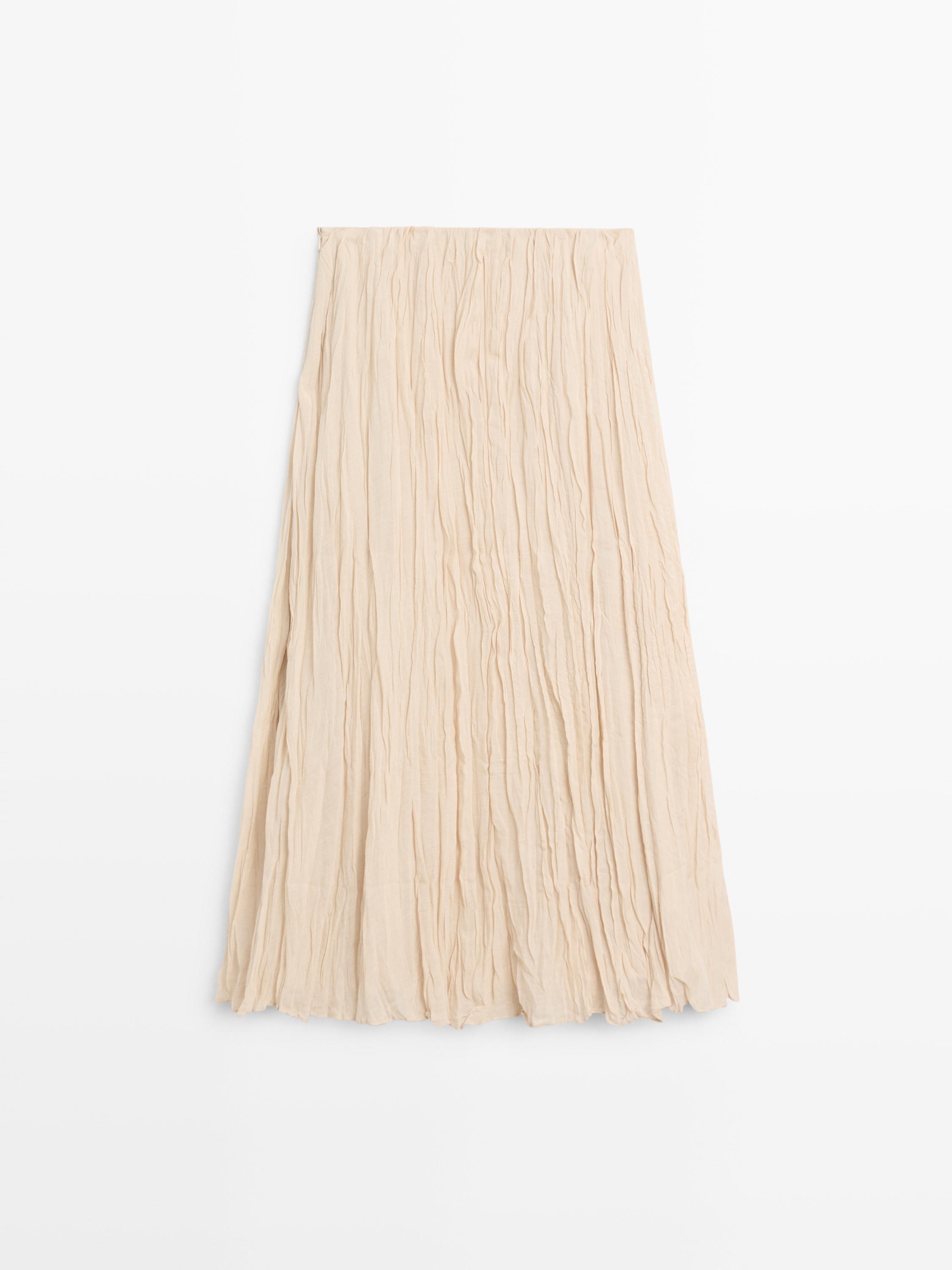 Vista frontal de saia midi crua con detalle encartado.