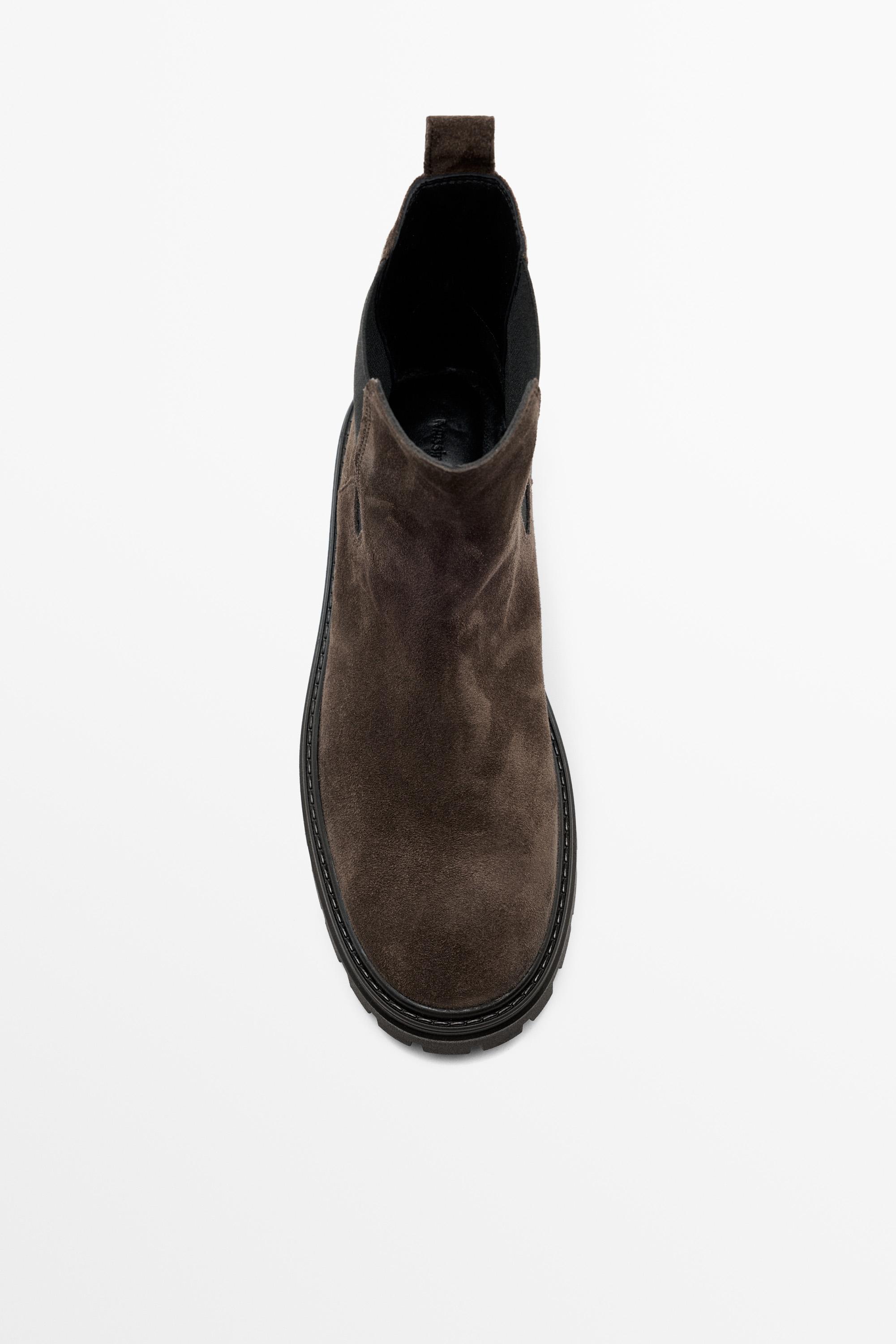 Flat Chelsea boots with track sole
