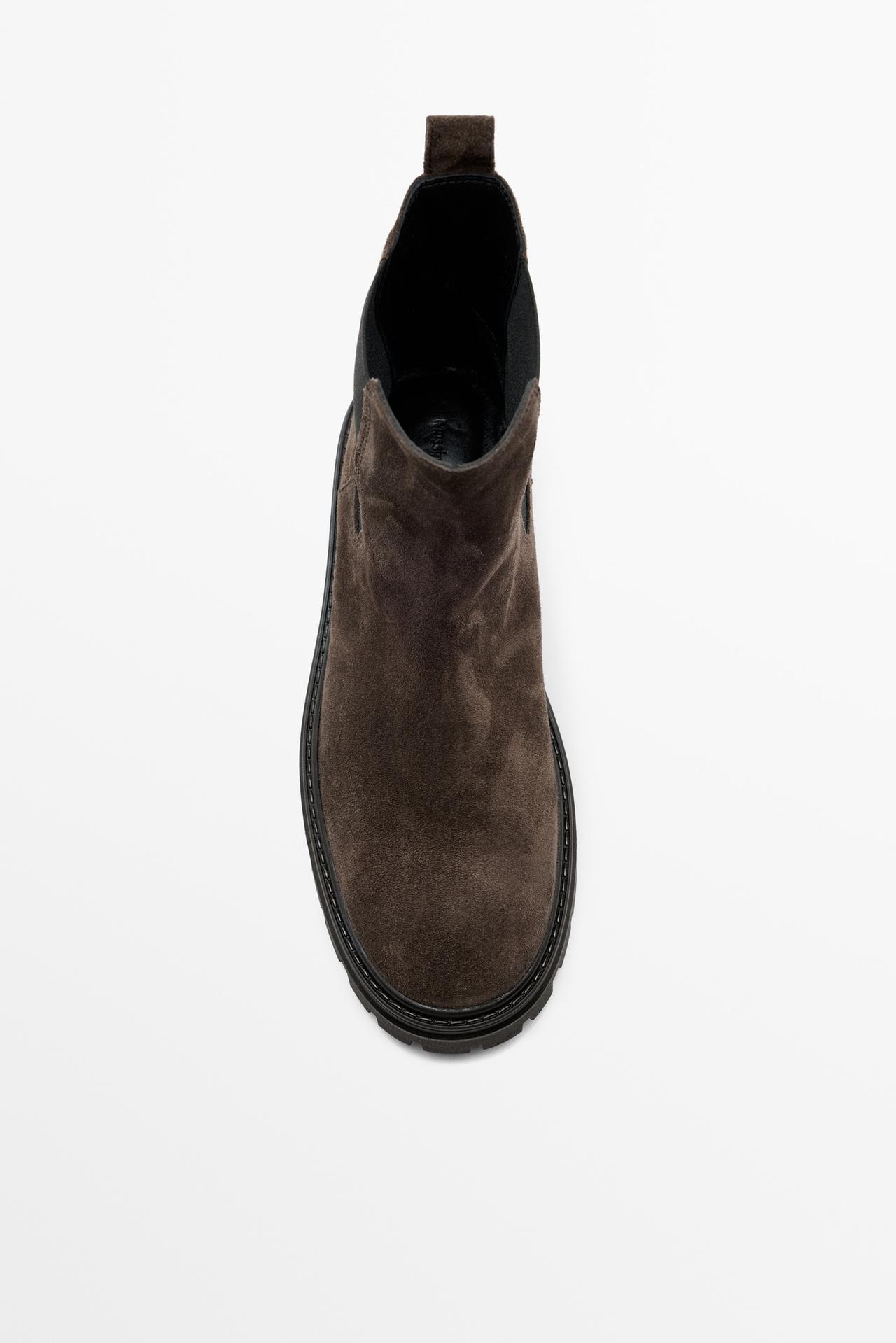 Flat Chelsea boots with track sole — BROWN