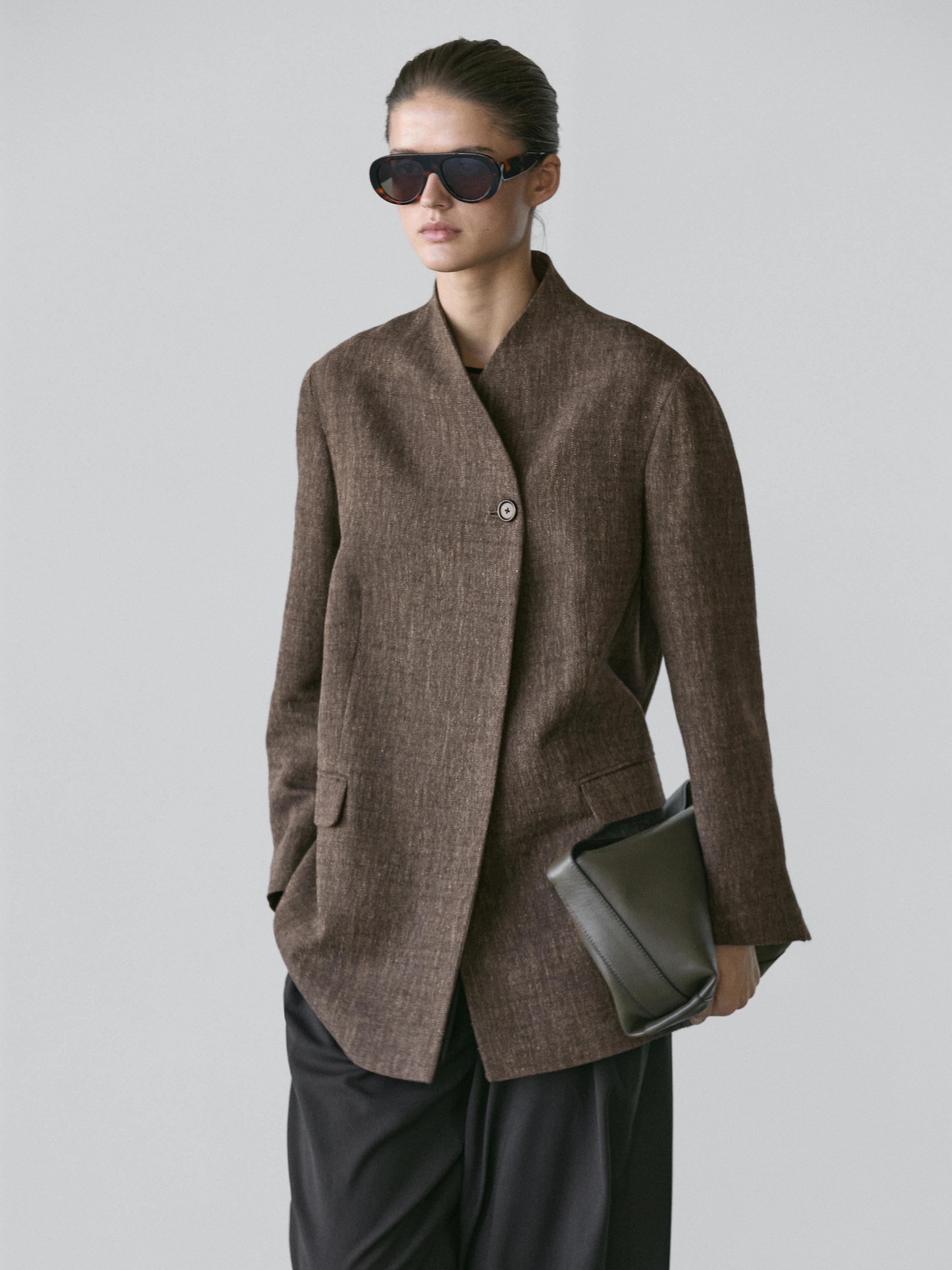 Комплет со кафеав меланж капут со висока јака и едно копче, странични џебови, широки црни панталони.