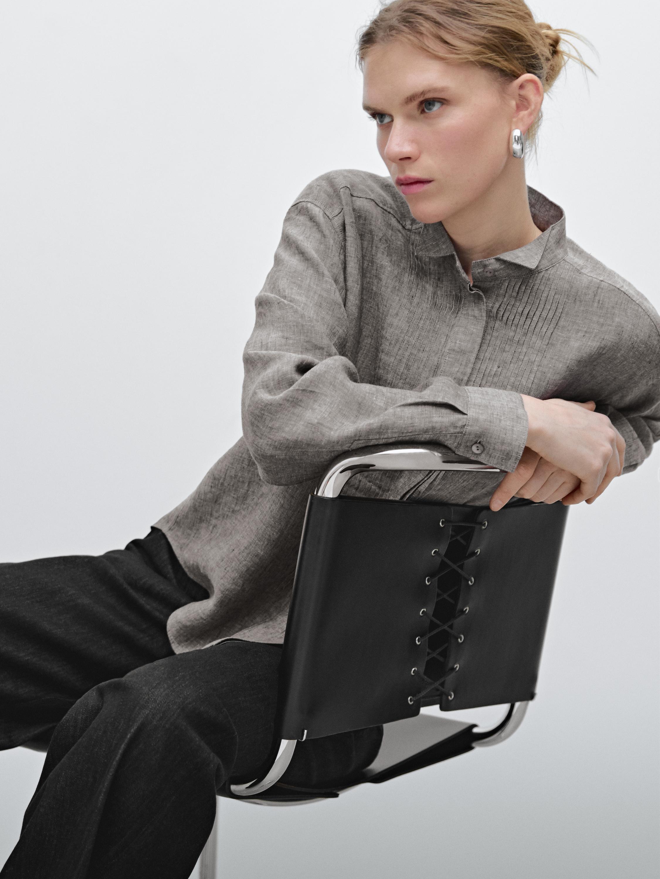 Lightweight shirt with tucks detail
