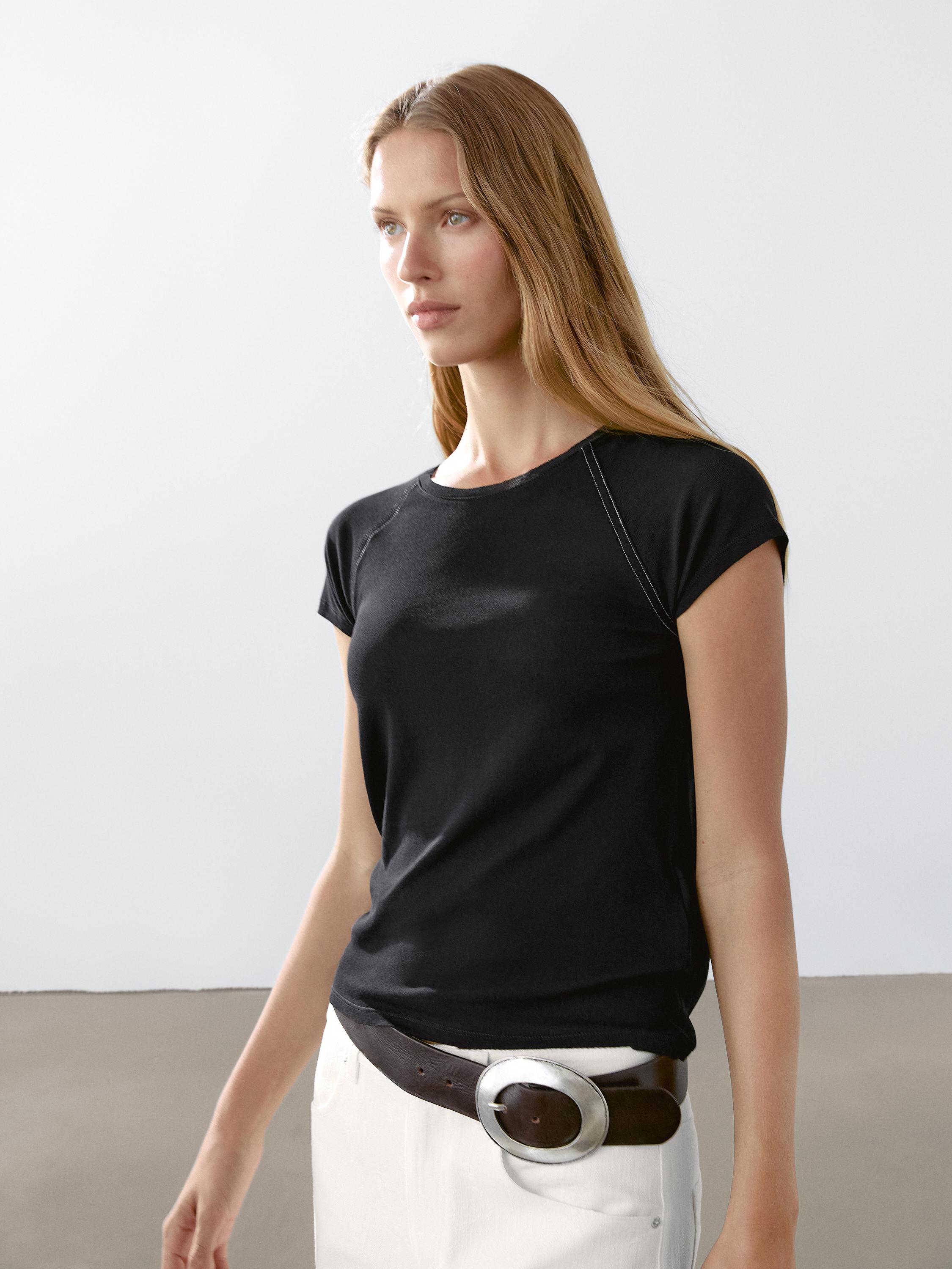 Short sleeve T-shirt with contrast seams
