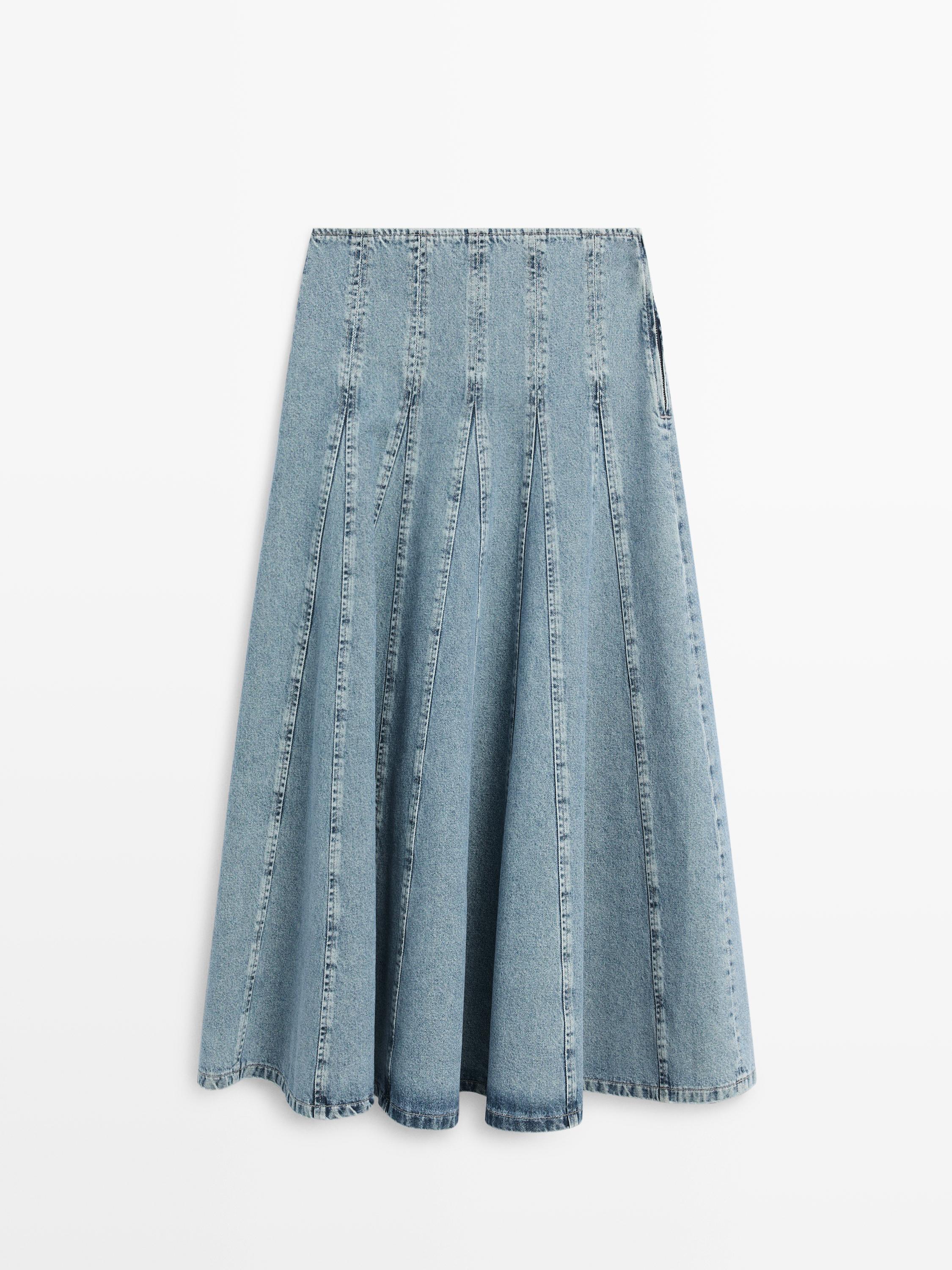 Açık mavi, dikey pilili godet midi eteğin ön görünümü.