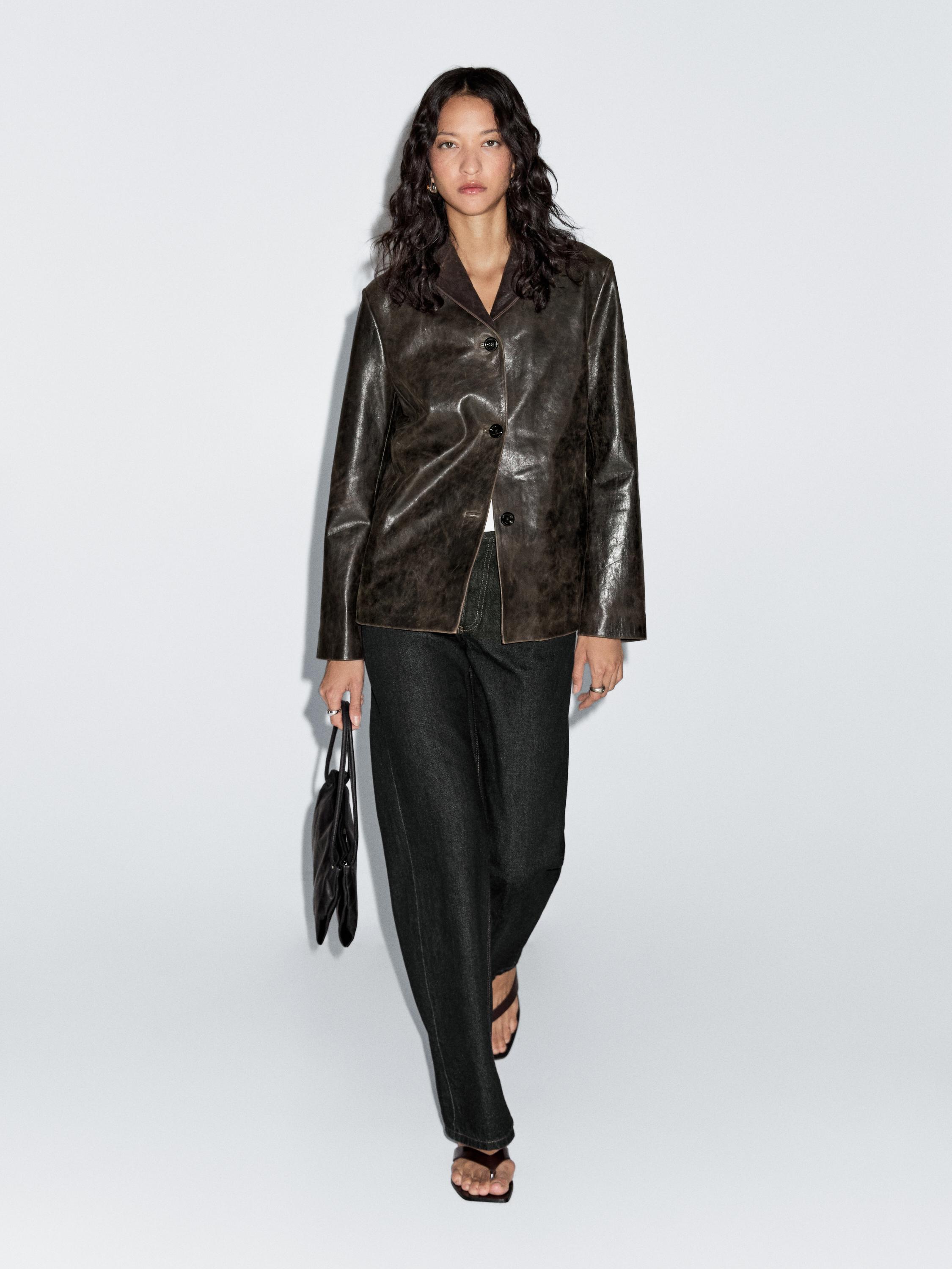 בלייזר מעור נאפה עם אפקט מראה קרוע