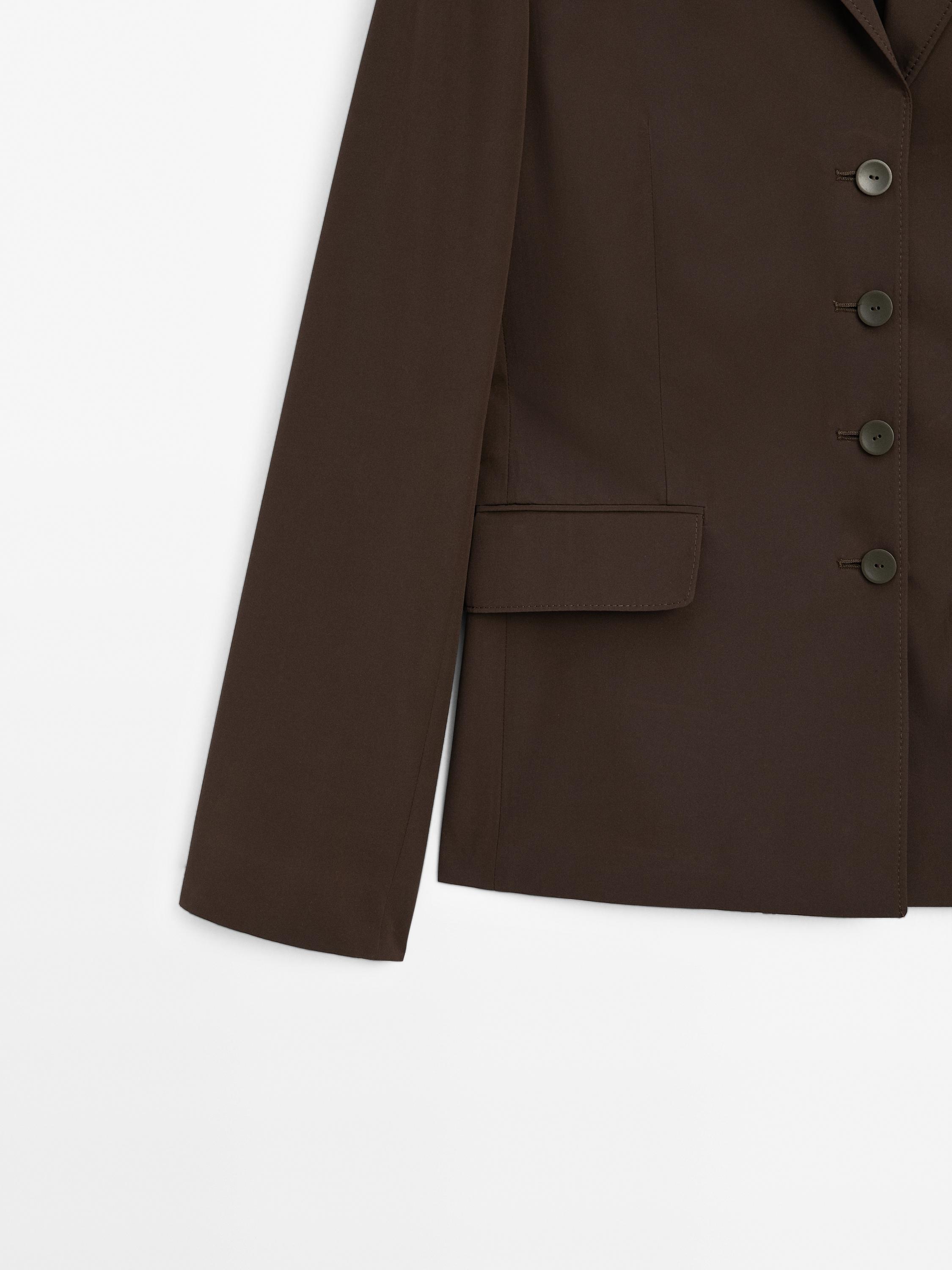 Cropped buttoned blazer