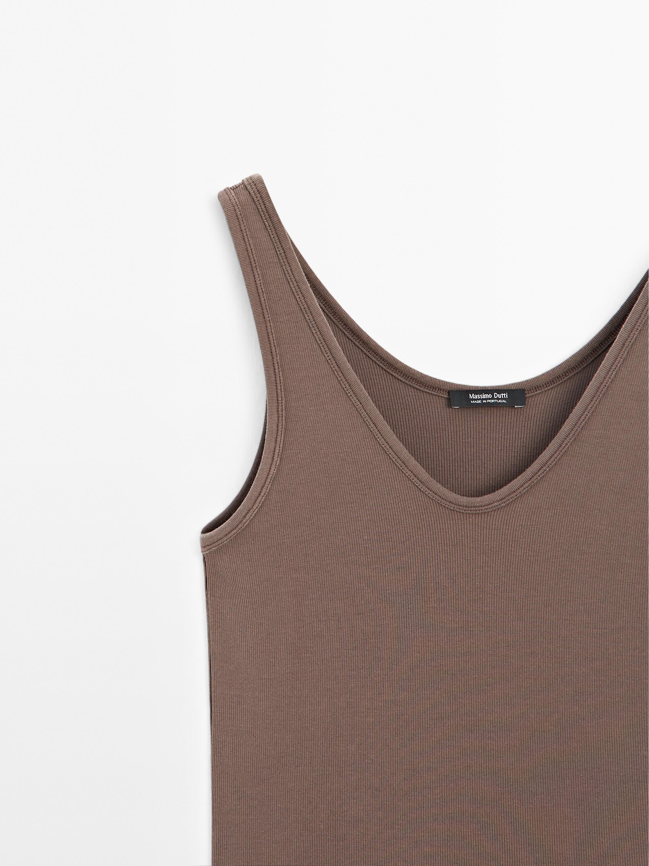 Ribbed top with neckline