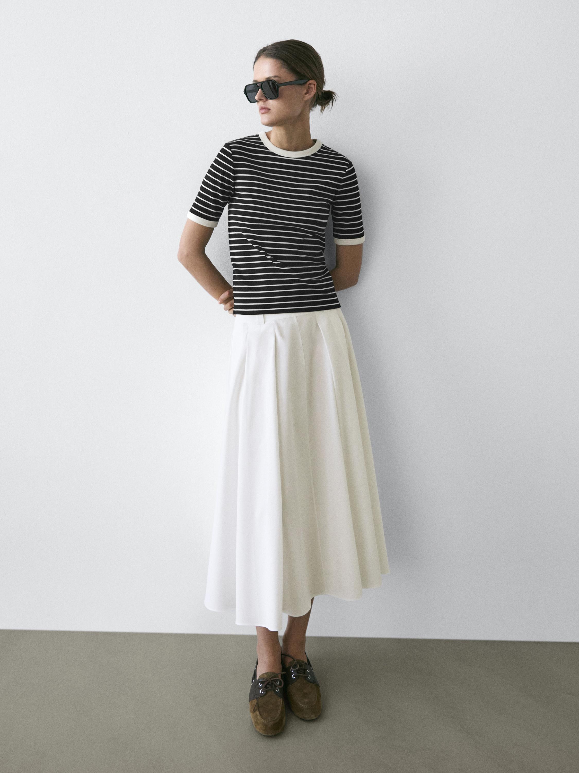 Short sleeve T-shirt with contrast stripes — BLACK