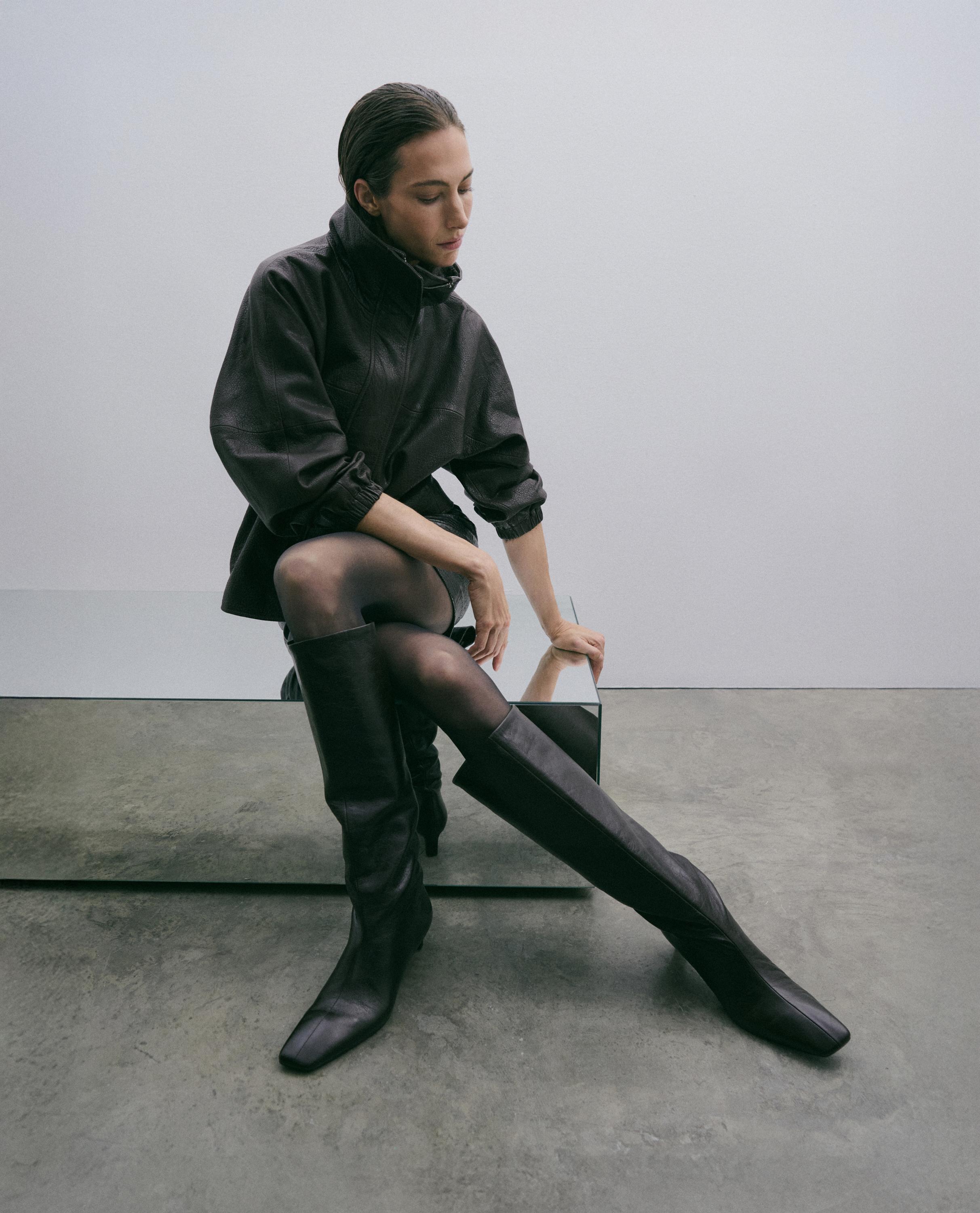 Leather boots with square vamp