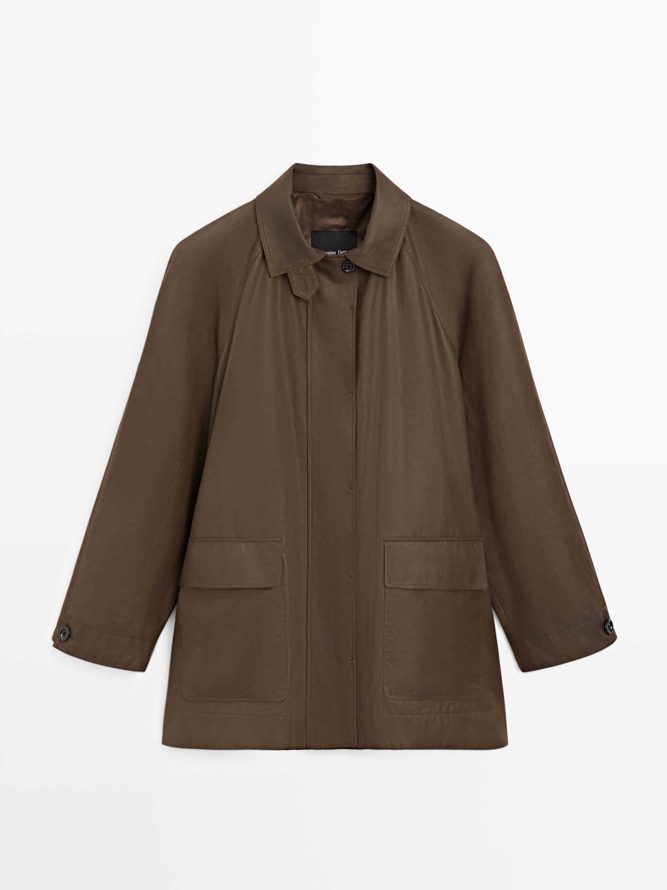 Вид спереди пальто цвета тауп с классическим воротником, передними карманами с клапанами и скрытой застежкой на пуговицах.