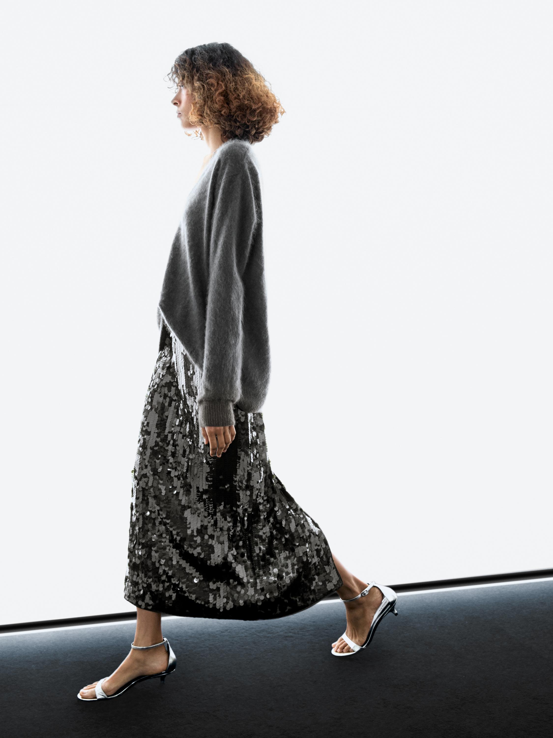 자수 디테일 미디 스커트