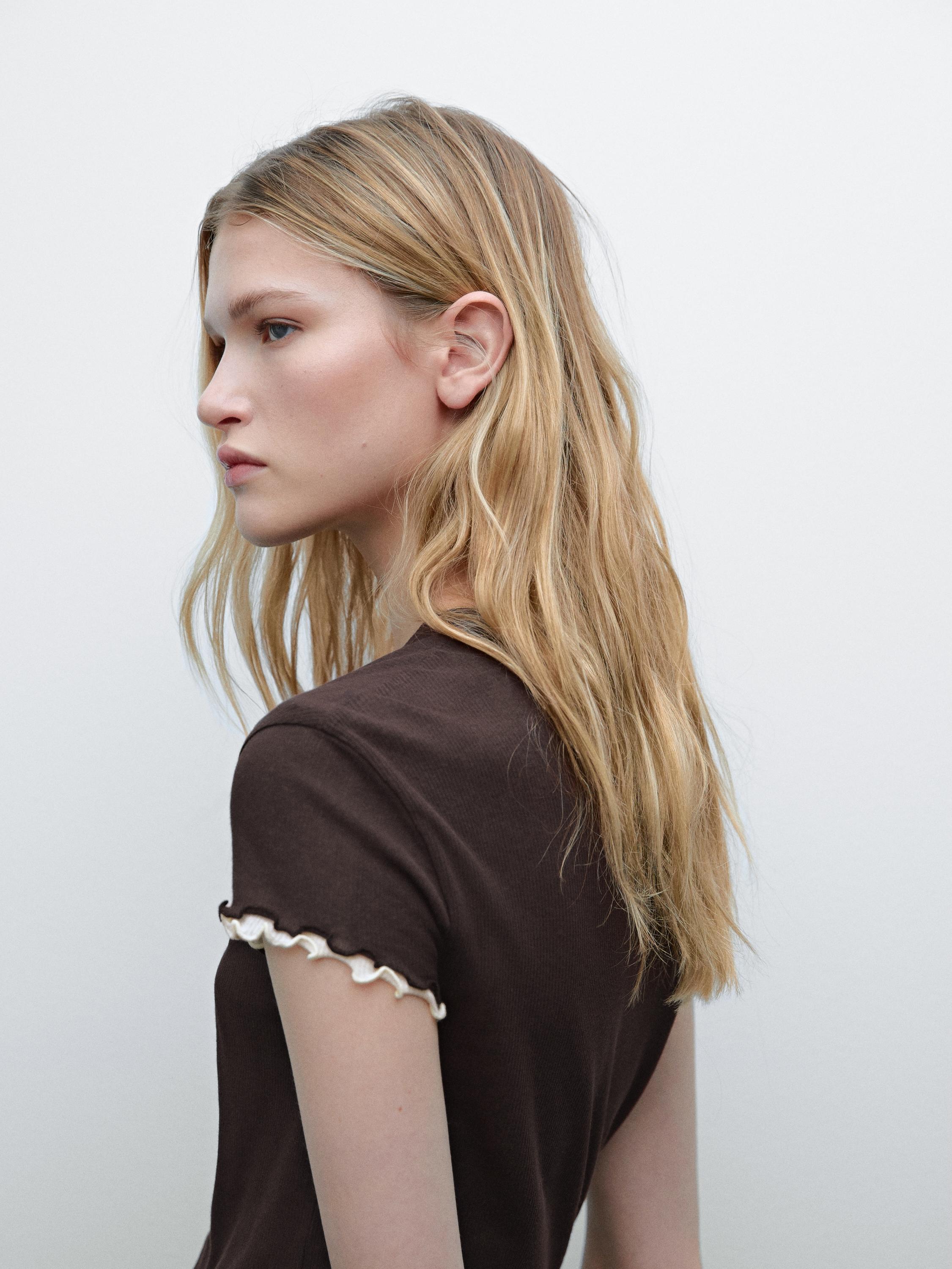 Double-layer T-shirt with wavy ribbed detail