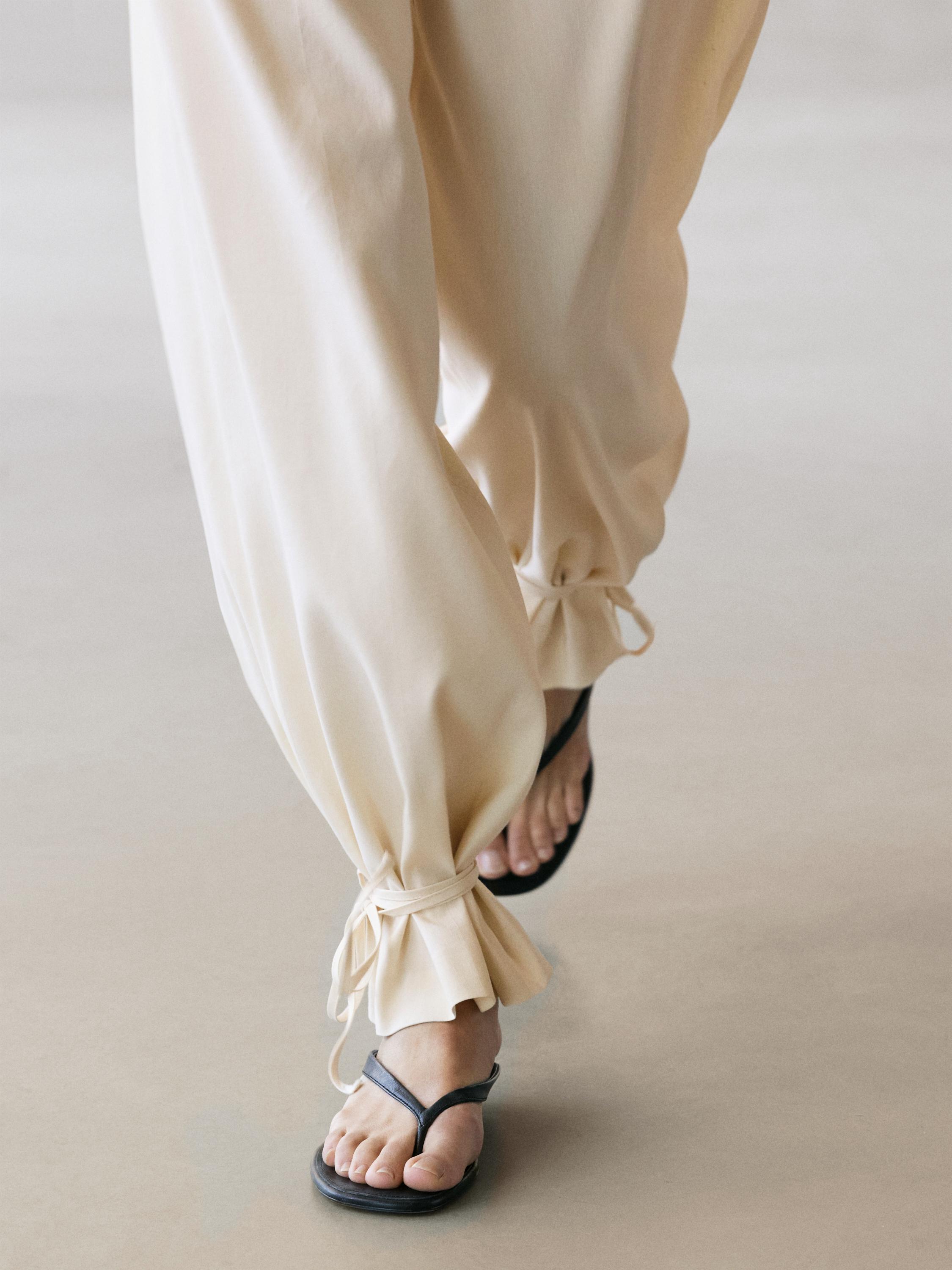 Flowing barrel fit trousers — CREAM