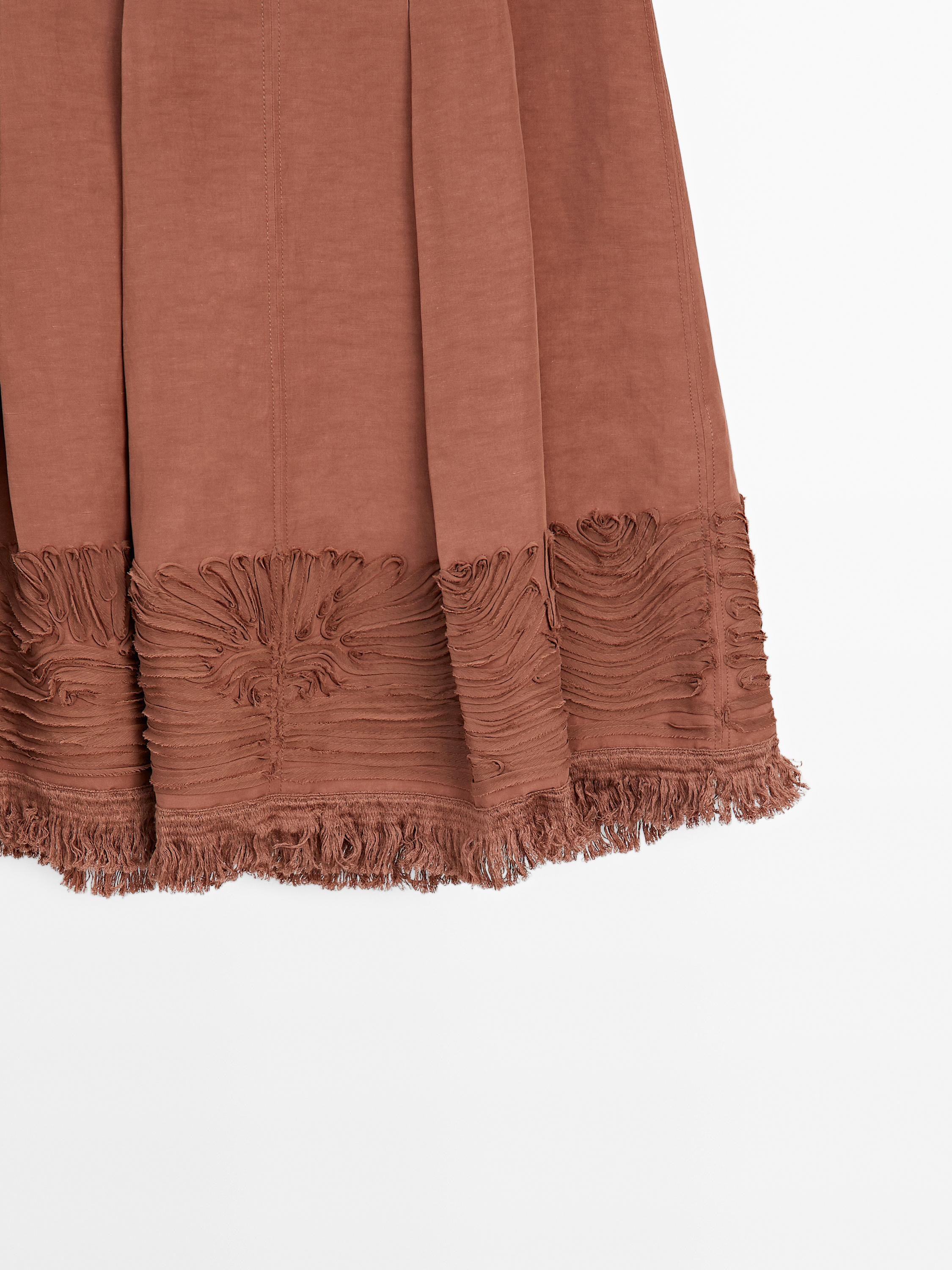 Falda midi fluida detalle bordado