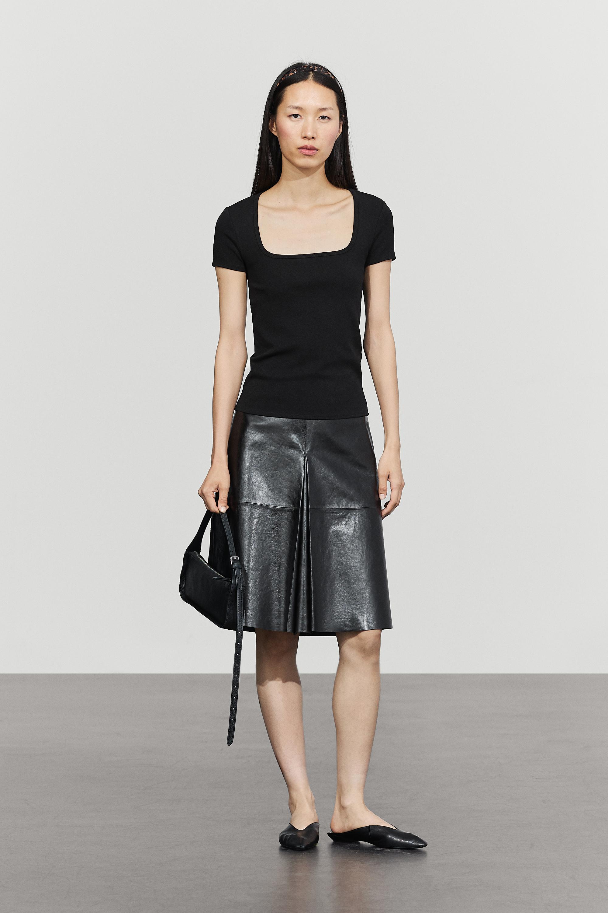Short sleeve square neckline T-shirt — BLACK