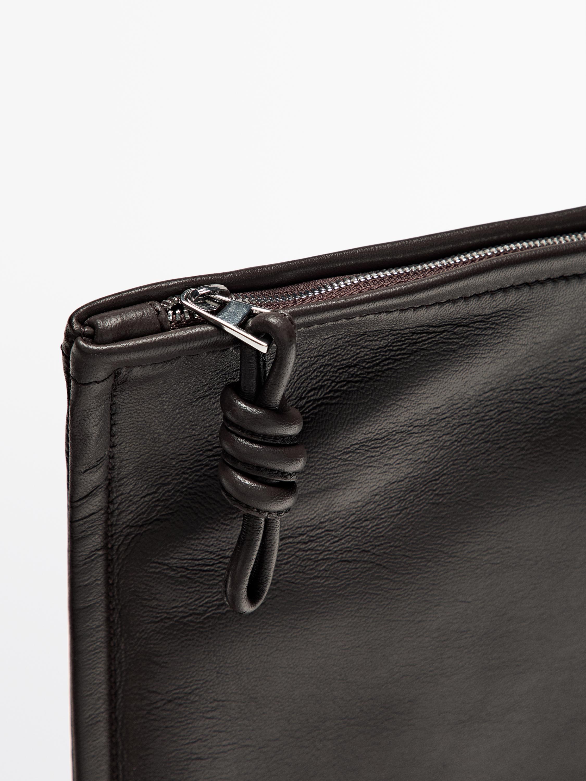 Bolso pequeño pouch nudo piel napa