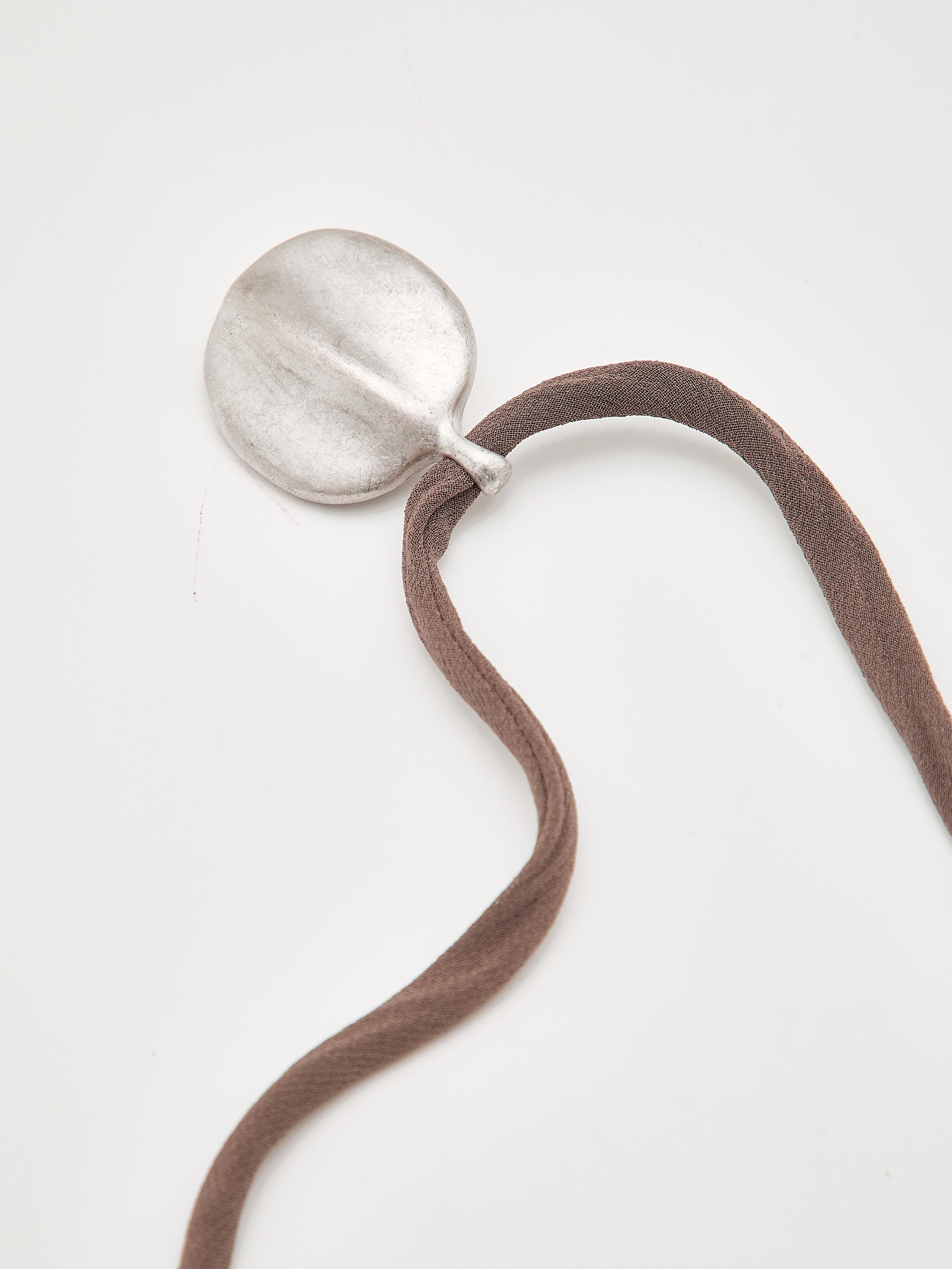 Collar hoja cordón seda