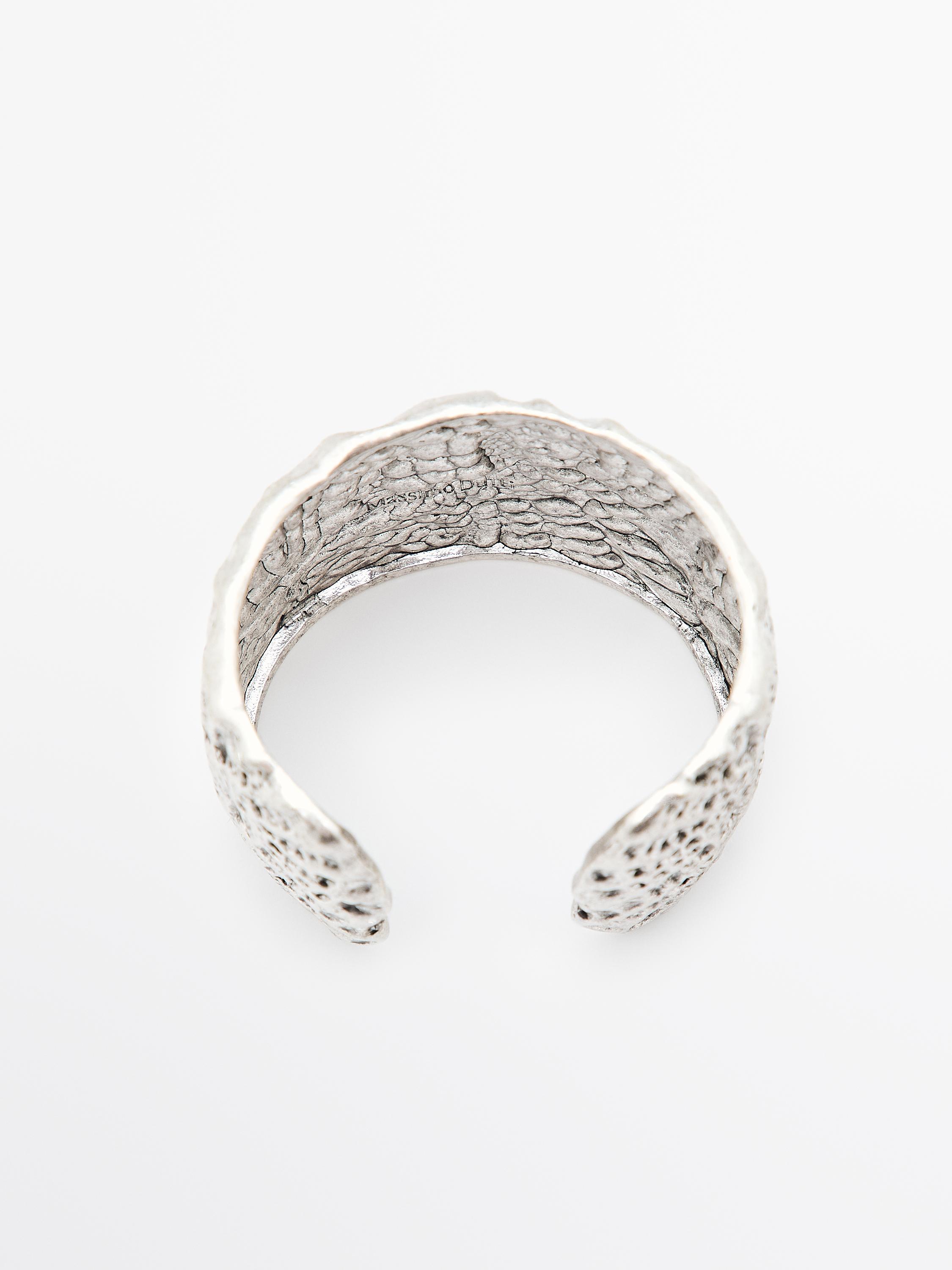 Brazalete metálico con textura