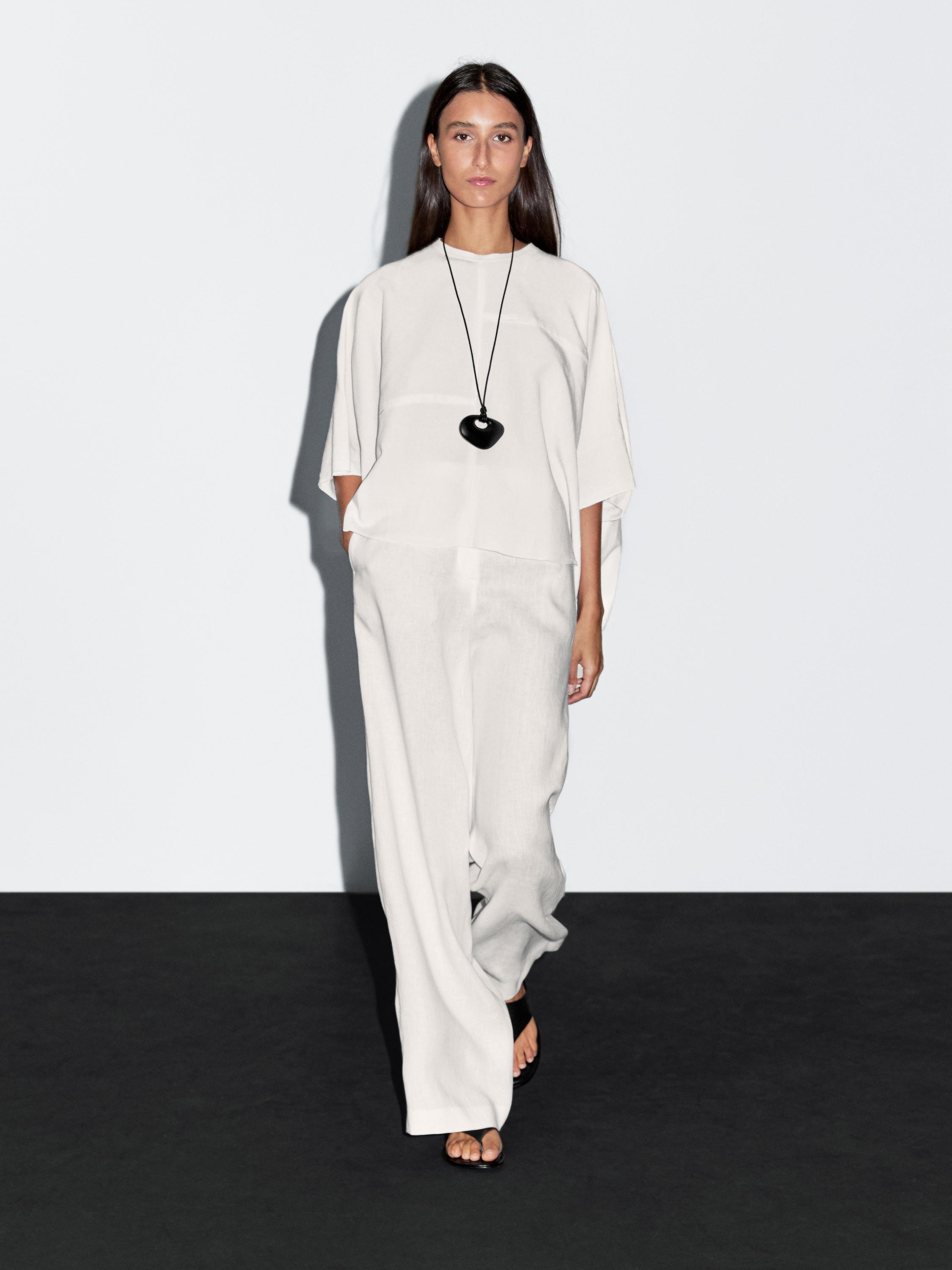 Short cape with seam details