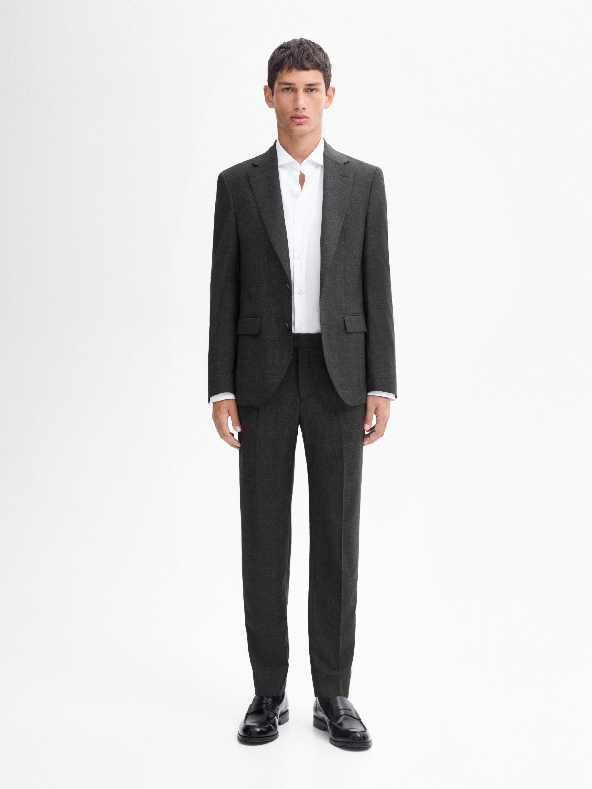 Comment porter un pantalon de costume à rayures verticales blanc à 20 Comment porter un pantalon de costume à rayures verticales blanc à 20