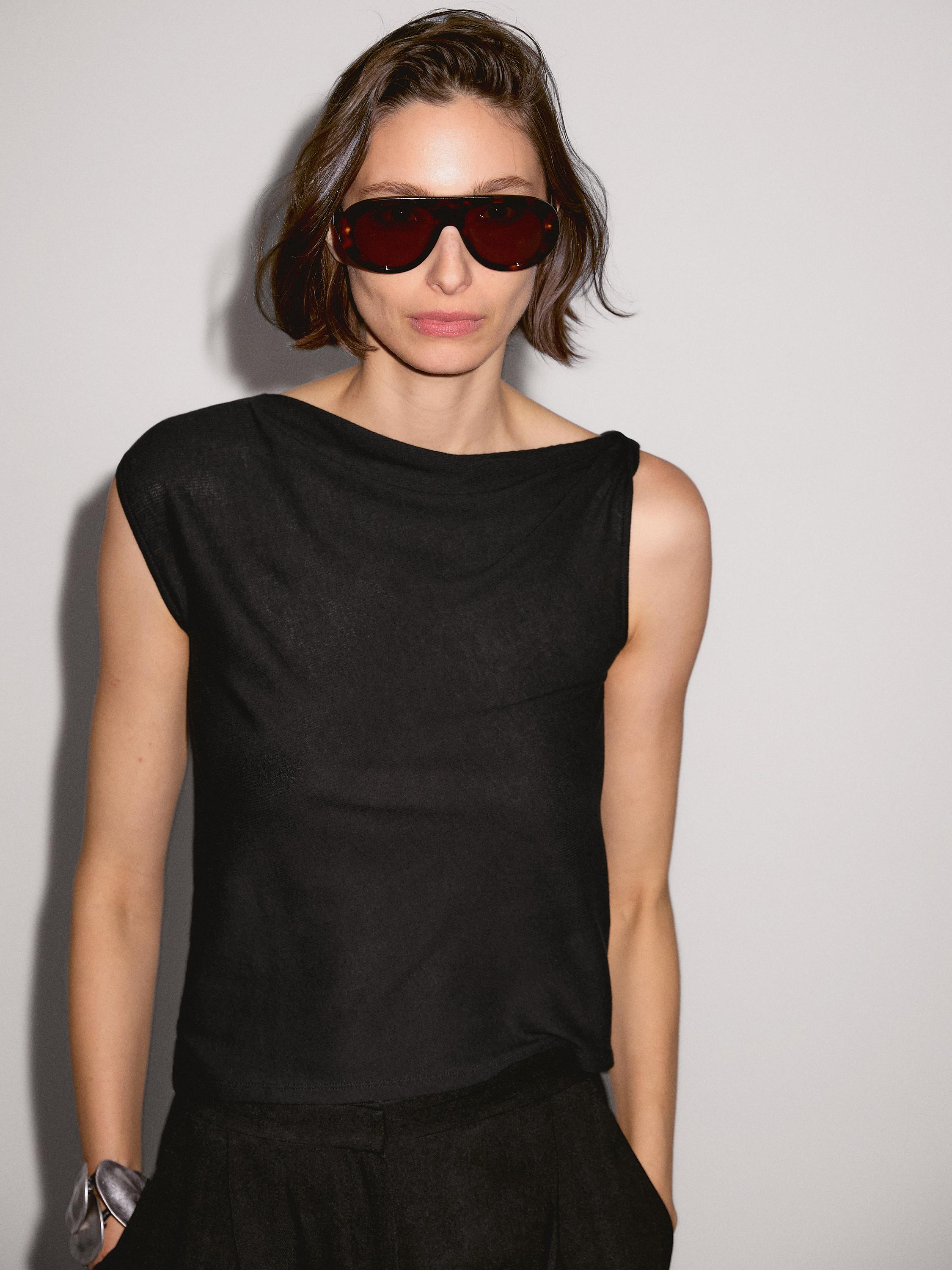 Top asymétrique avec nœud