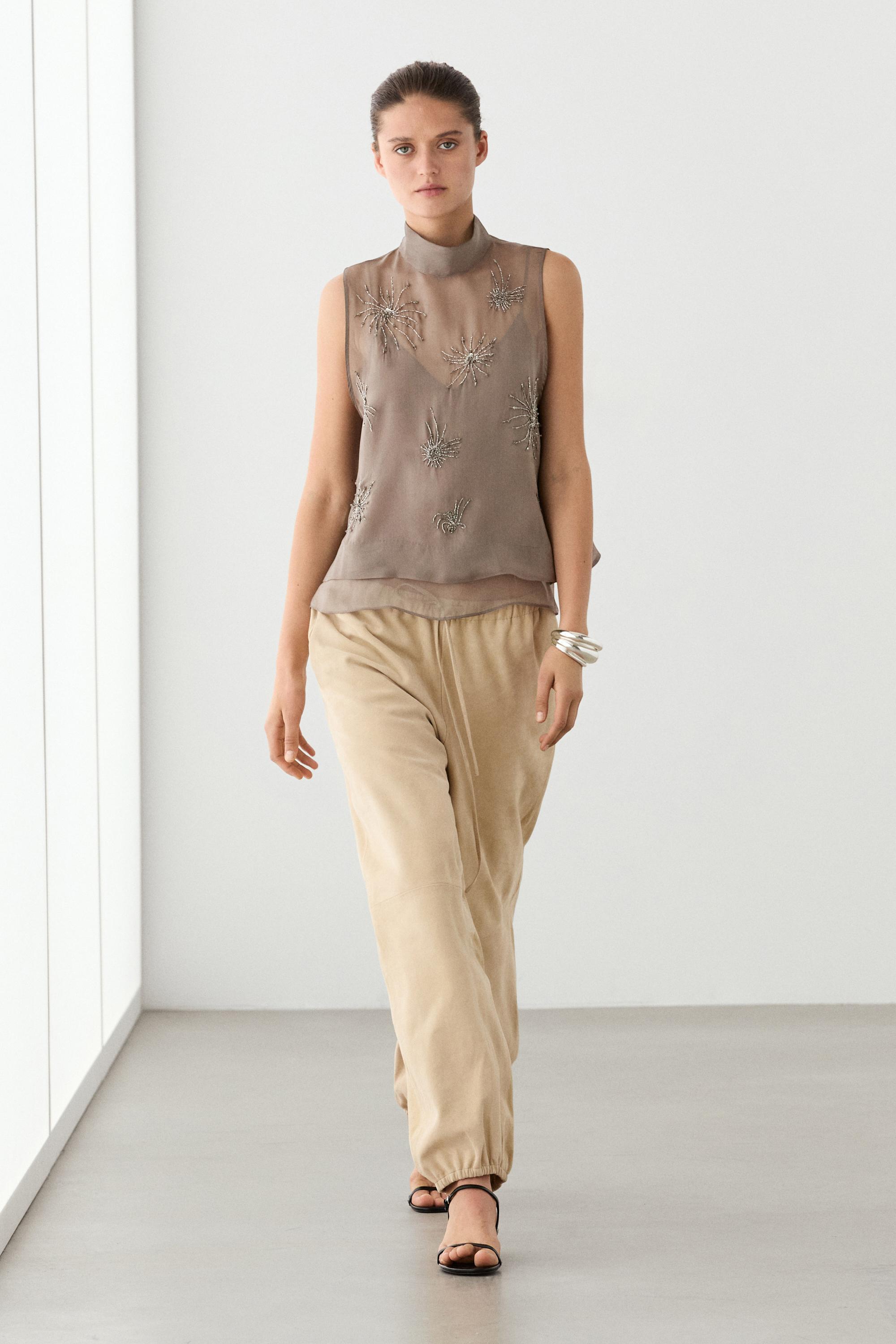 Top semi-transparent avec broderies