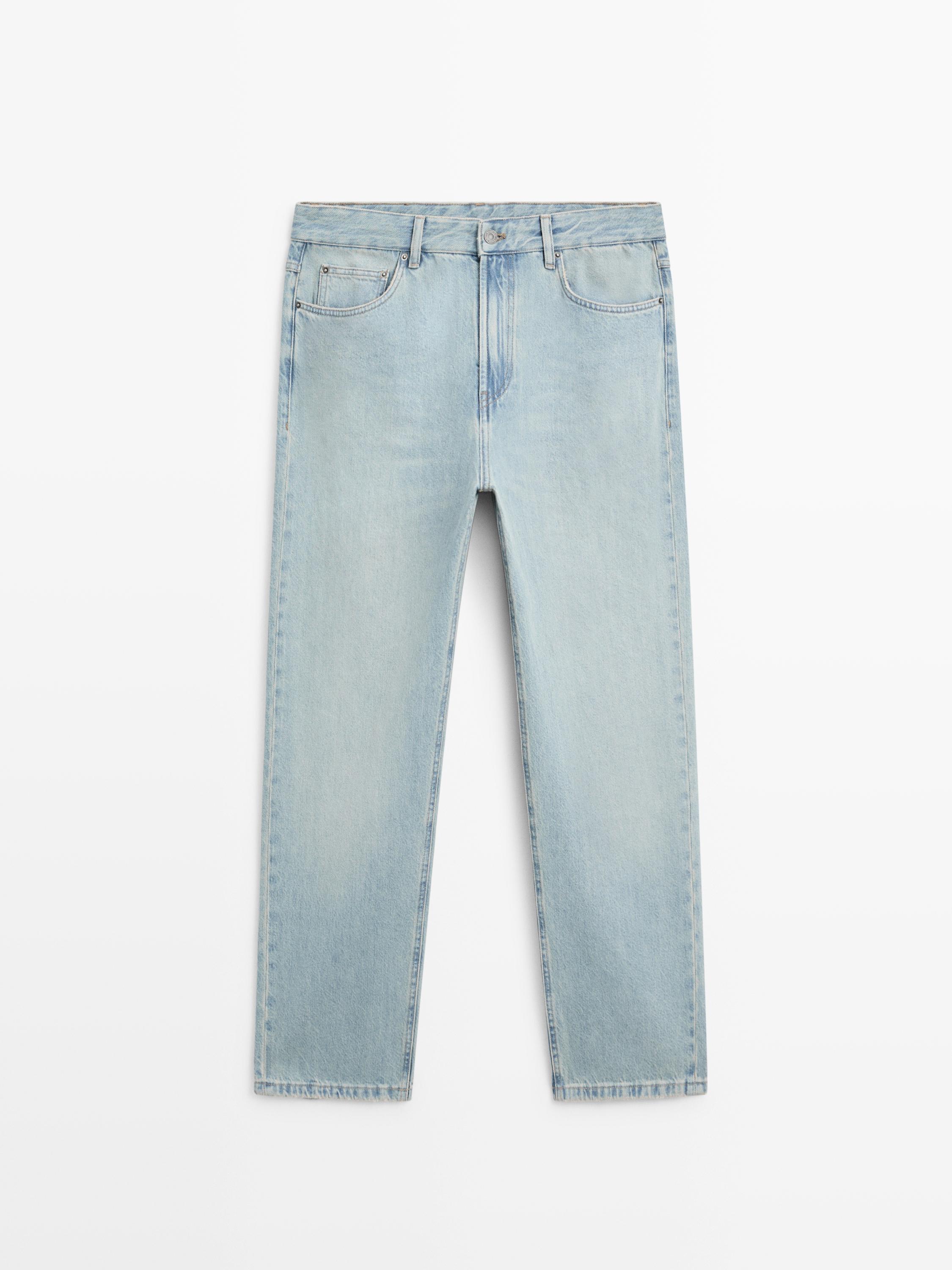 Vista frontal de jeans azul claro de corte ancho con bolsillos delanteros y traseros, trabillas para cinturón y cierre de botón.