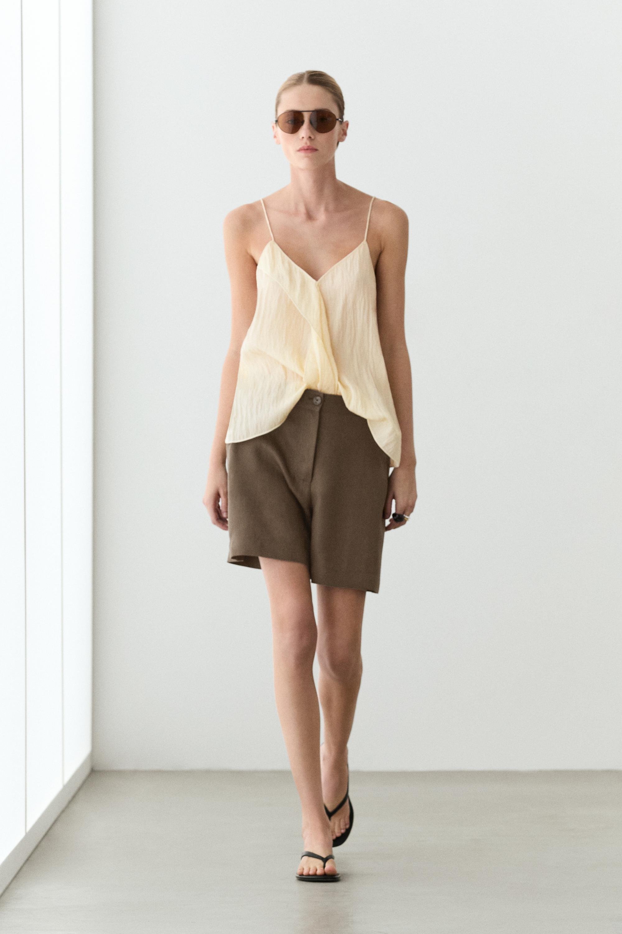 Pleated 100% linen shorts