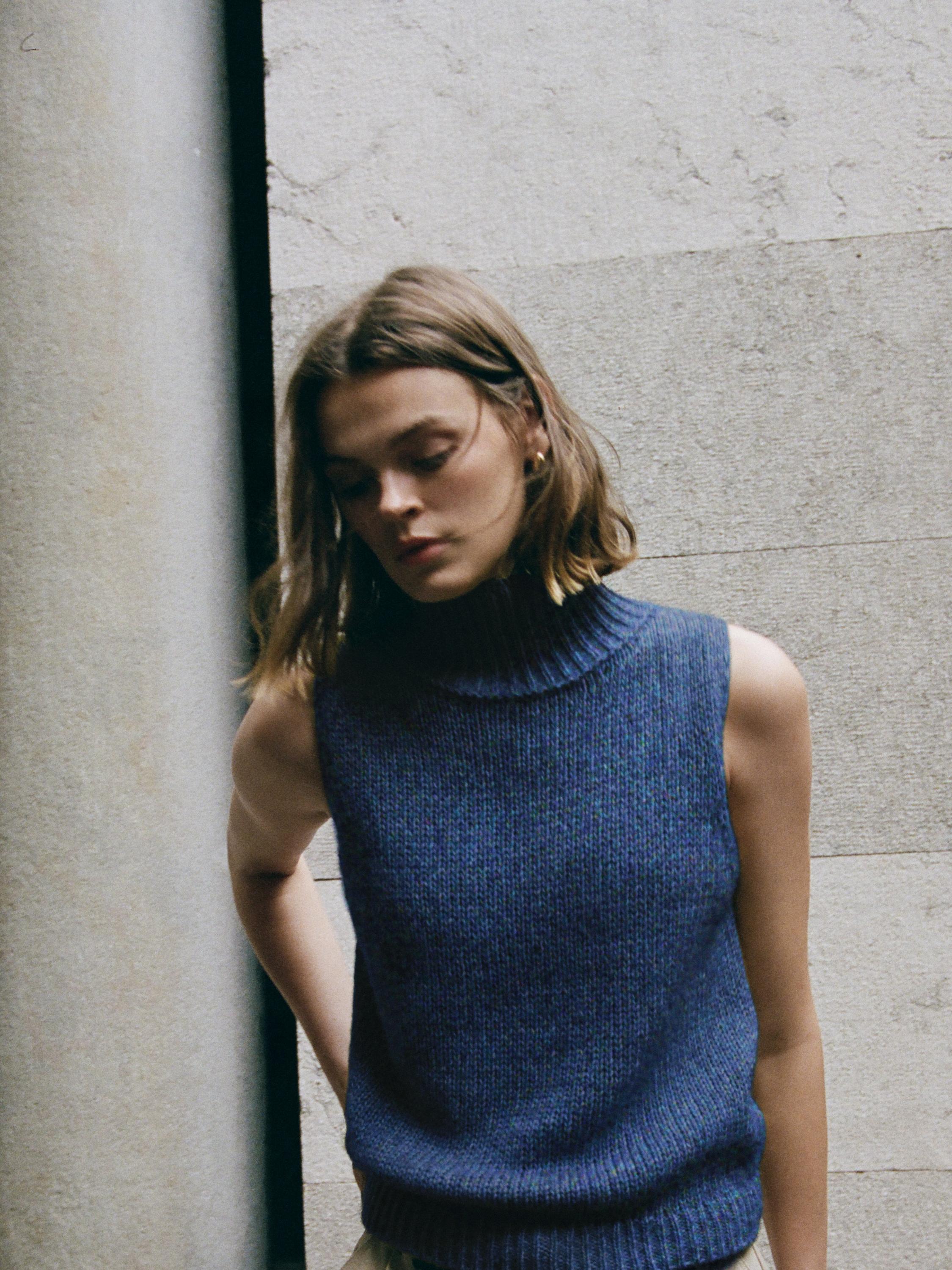 Turtleneck knit vest