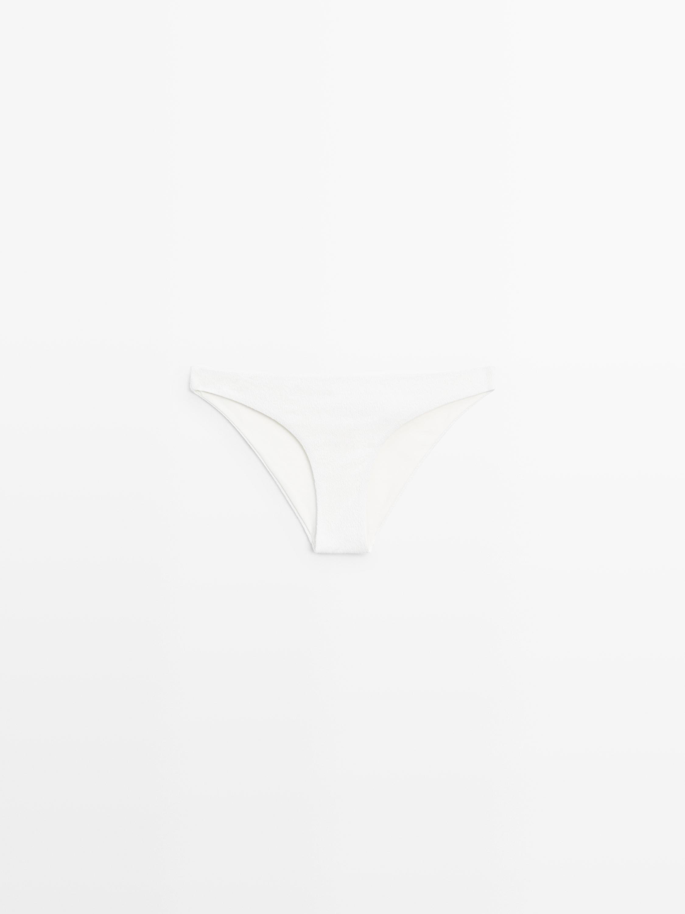 Ekru rengi bikini altının ön görünümü.