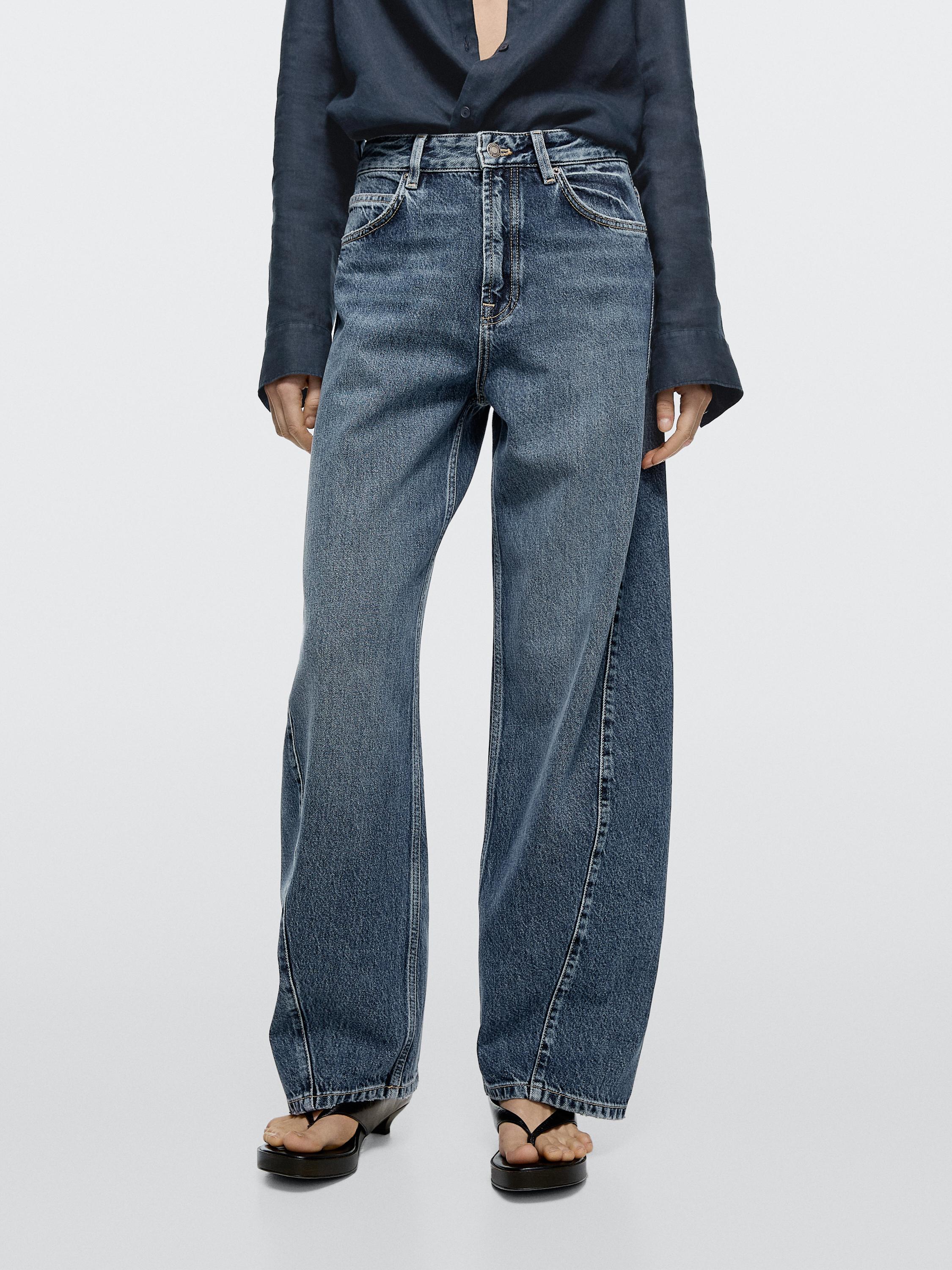 Komplet srednje modrih barrel fit jeans hlač z vidnimi sprednjimi in zadnjimi žepi.