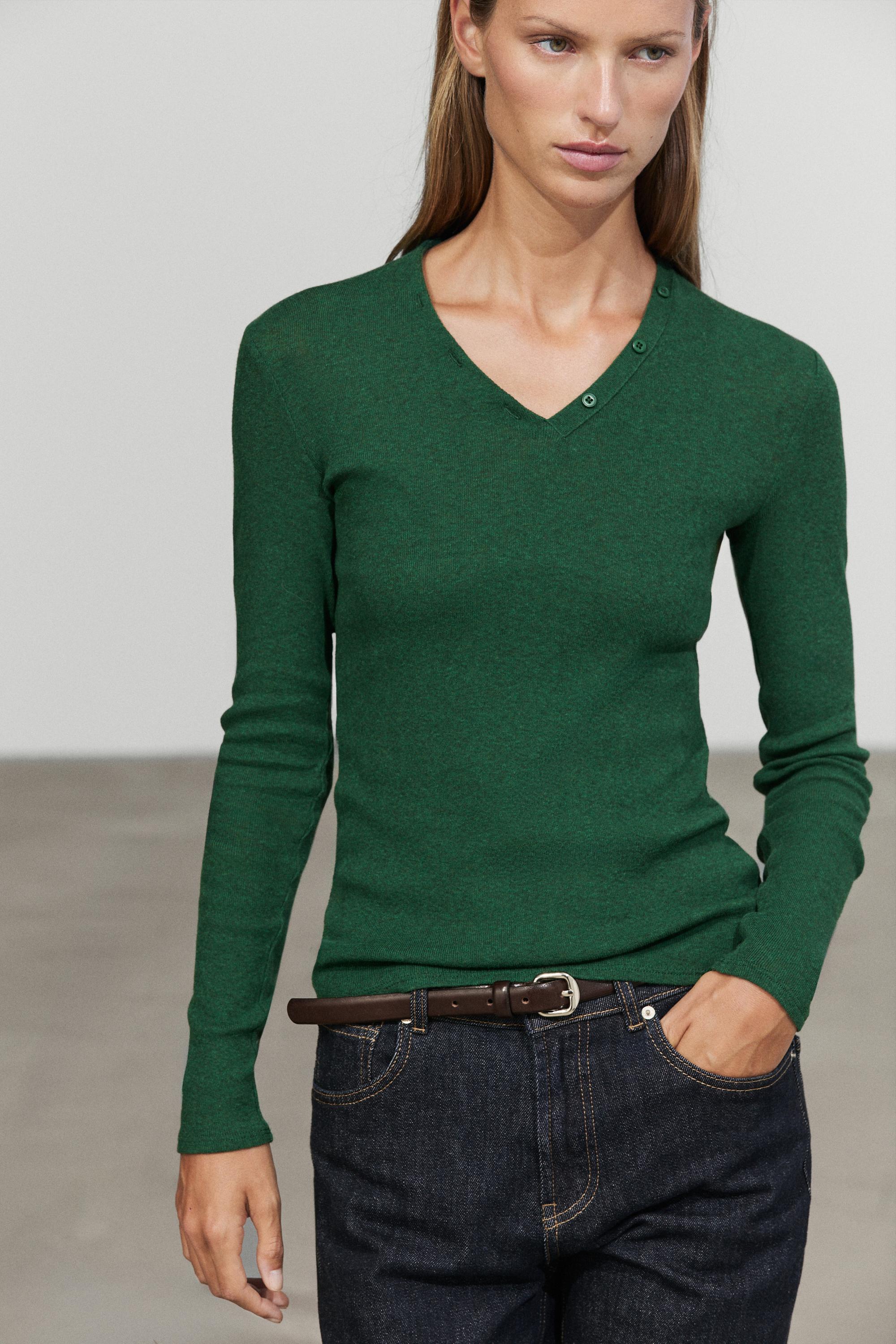 Camiseta cuello pico detalle botones
