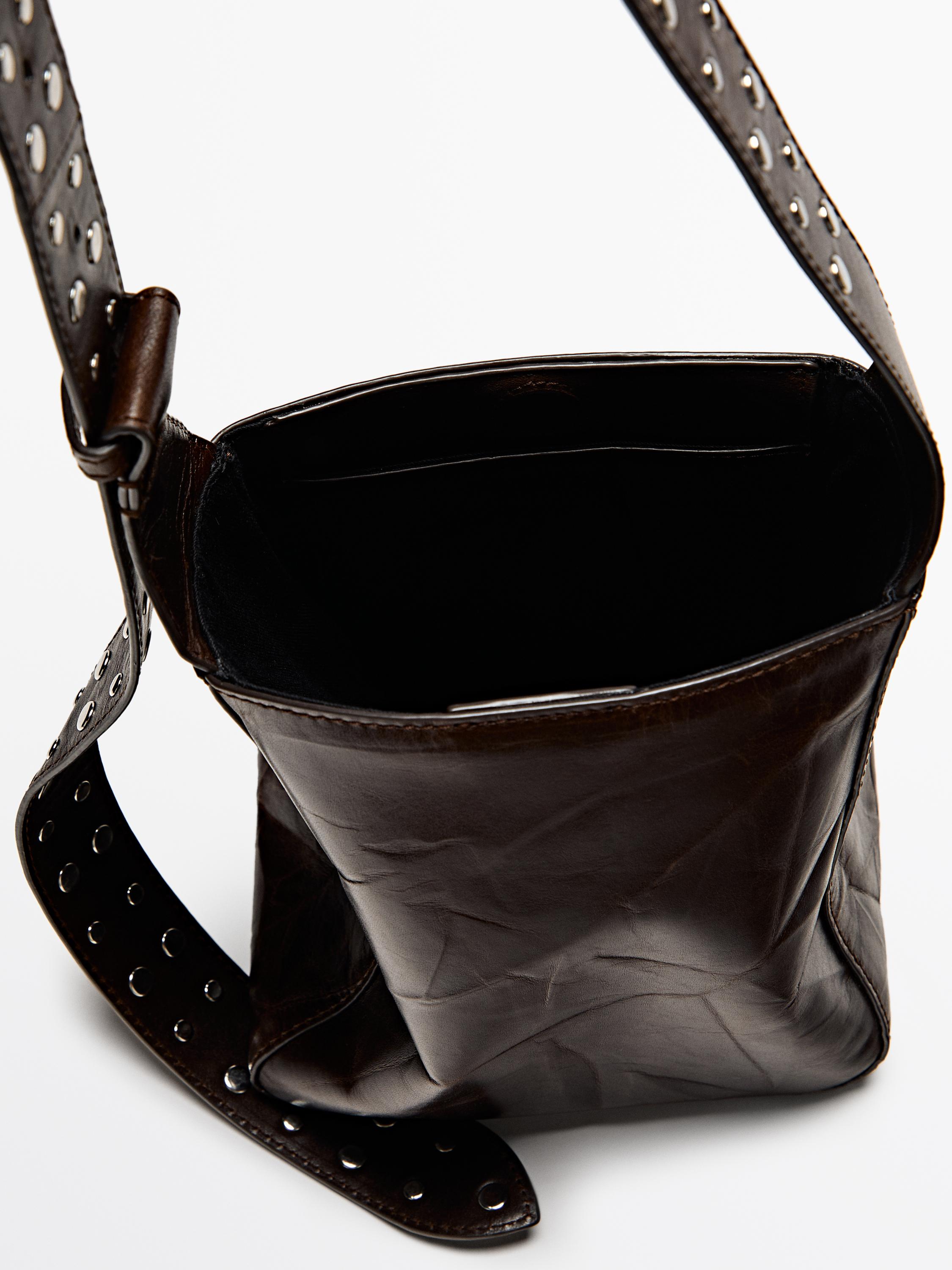 Torebka bucket ze skóry nappa z ćwiekami