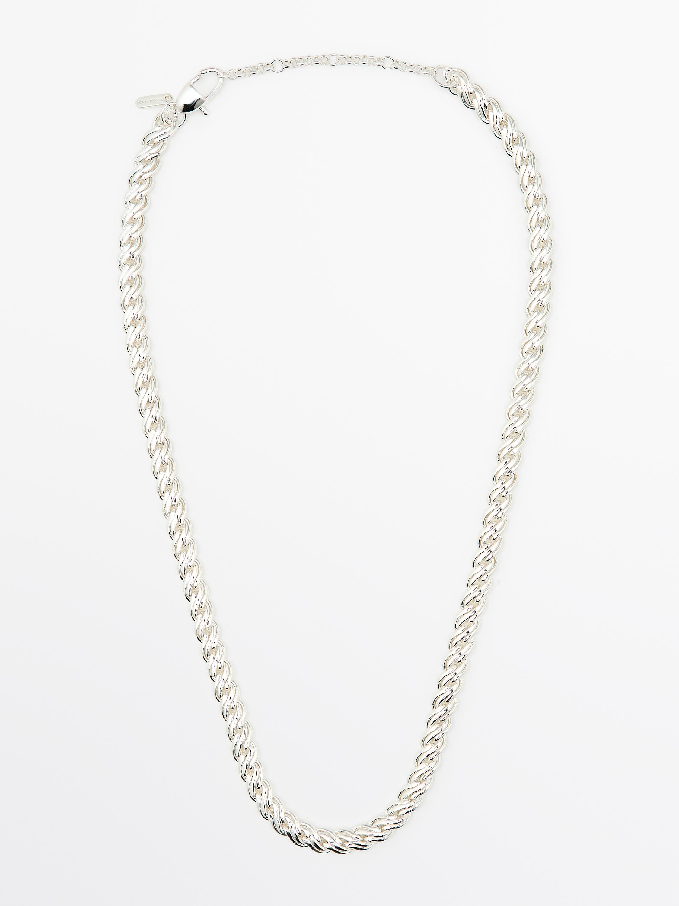 Αλυσίδα από χοντρούς κρίκους σε ασημί χρώμα με κλείσιμο καβουράκι.