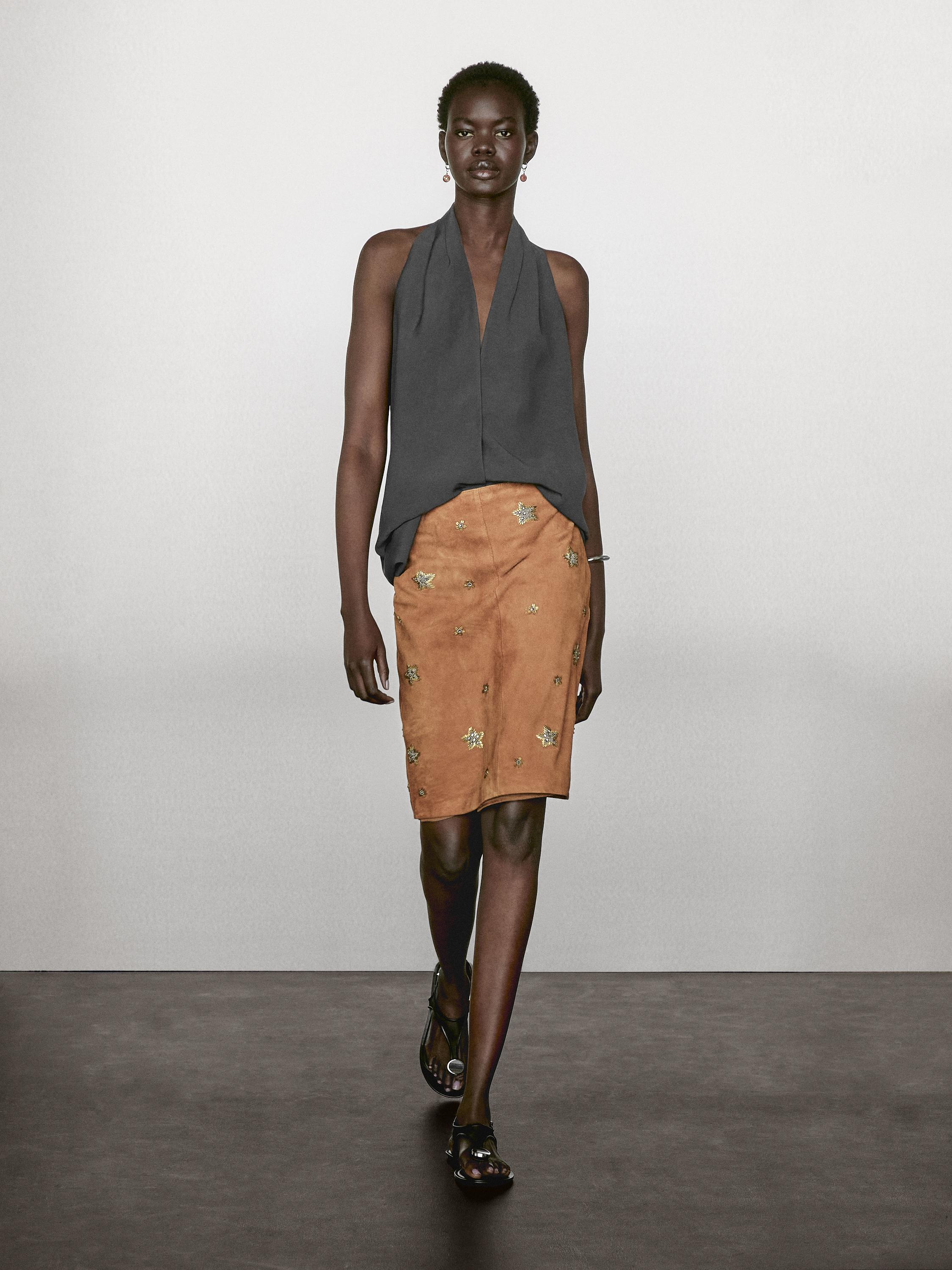 Chân váy da lộn có chi tiết đính đá