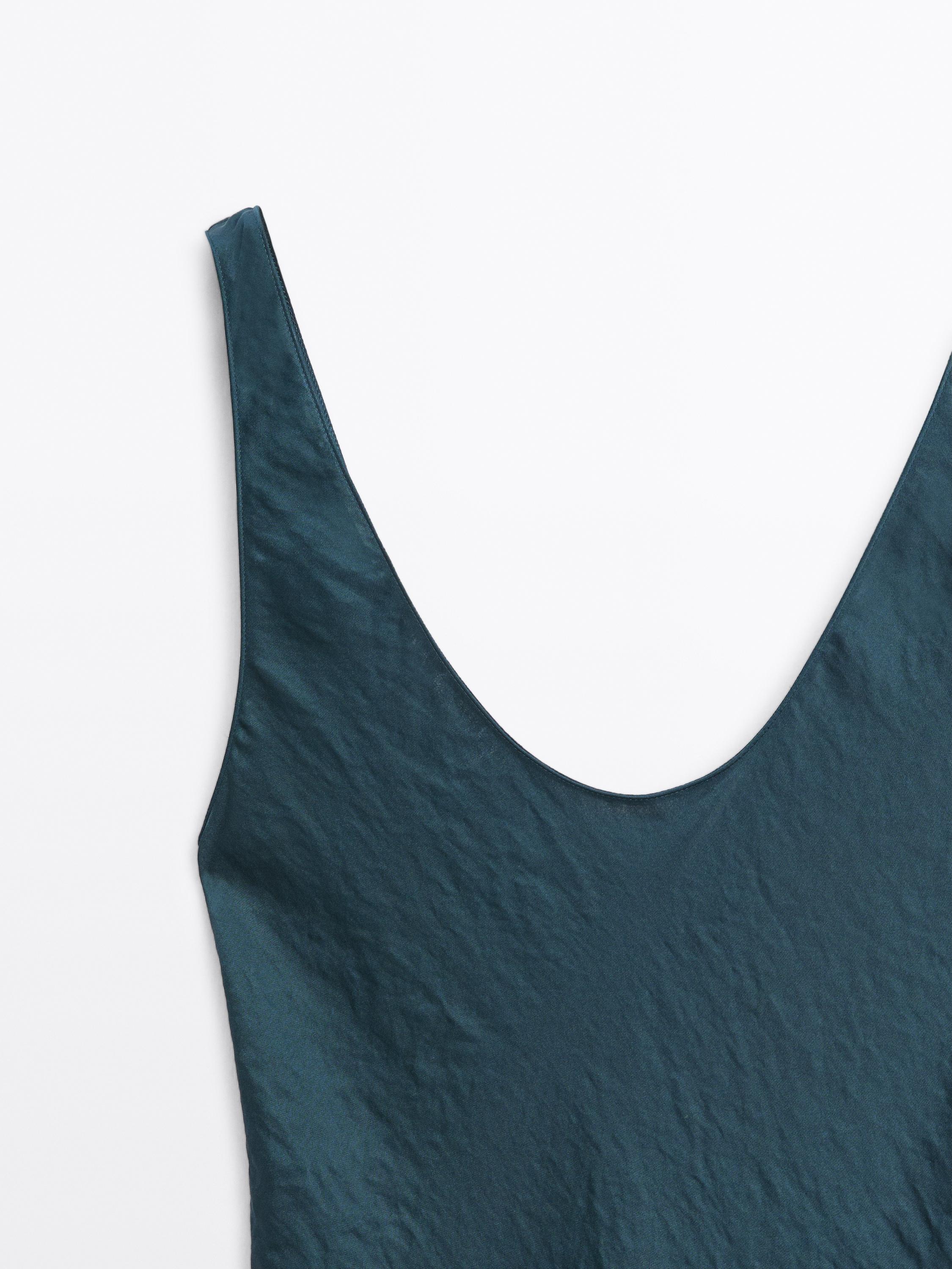 Robe satinée à col rond